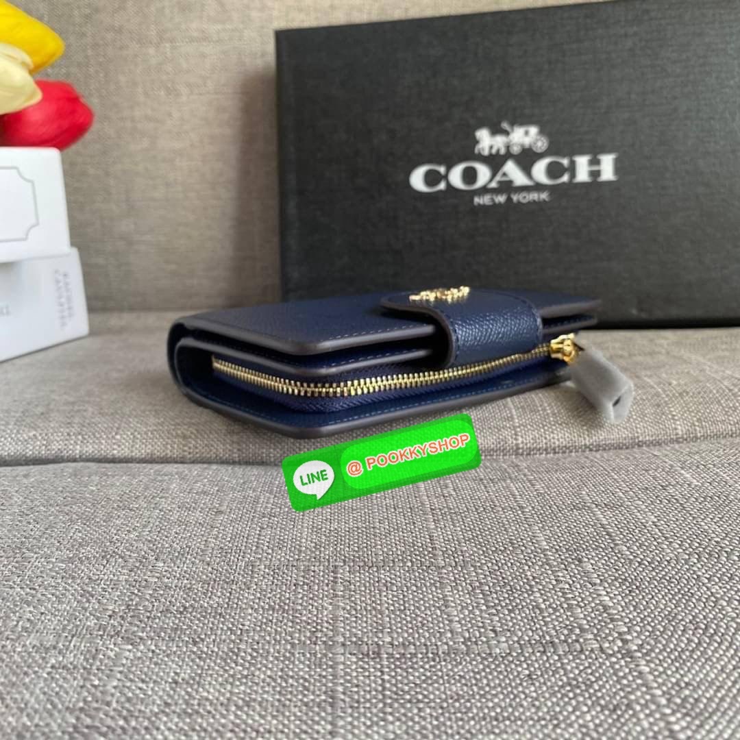 COACH 6390 MEDIUM CORNER ZIP WALLET กระเป๋าสตางค์ใบกลาง สีพื้นเรียบหรู วัสดุcrossgrain ภายในมีช่องใส่บัตรและธนบัตรได้ทุกชนิด มีช่องซิปใส่เหรียญ ขนาดกะทัดรัดพกพาง่าย คนชอบจัดระเบียบกระเป๋าสตางค์แนะนำเลยจ้า