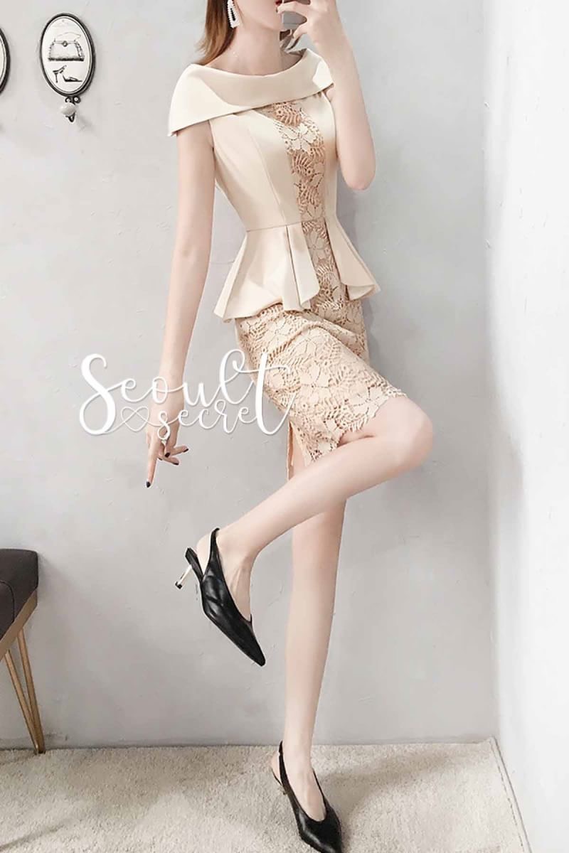 By SEOUL SECRET Seoul Secret Say'...Minidress Lace Design expensive Cream coler Material : งานมินิเดรสสวยหรูดูไฮคลาสมากคะ ดีไซน์มีระดับด้วยลูกเล่นเป็นเดรสทรงเปิดไหล่ งาน Cuttingเป็นผ้าเย็บซ้อนพับลงมาช่วงอกนะคะ ทรงแขนกุด เนื้อผ้าด้านนอกเป็นผ้าเรียบๆไม