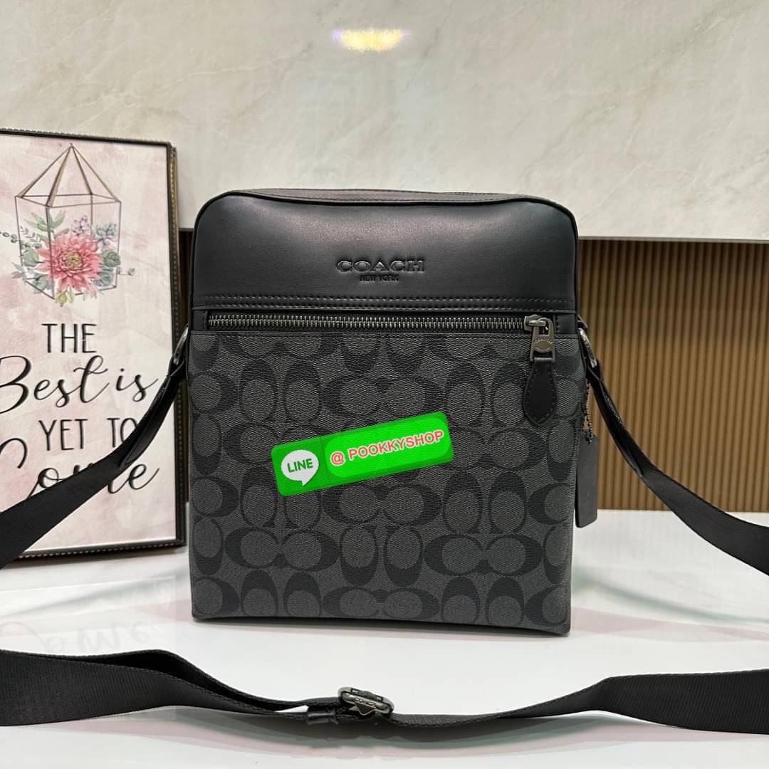 COACH Houston Flight Bag In Signature ((73336)) พร้อมส่งอีกครั้งค่ะ รุ่นที่คุณผู้ชายต้องมีติดตัว! กระเป๋าสะพายครอสบอดี้ร์ หนังแท้ หนังนิ่มดีค่ะ ด้านหน้าเป็นช่องซิปยาวให้หนึ่งช่อง เปิดปิดกระเป๋าแบบซิปภายในโล่ ใส่ของได้เยอะพอประมานเลยนะคะ พร้อมช่องแยกย่อย ใ