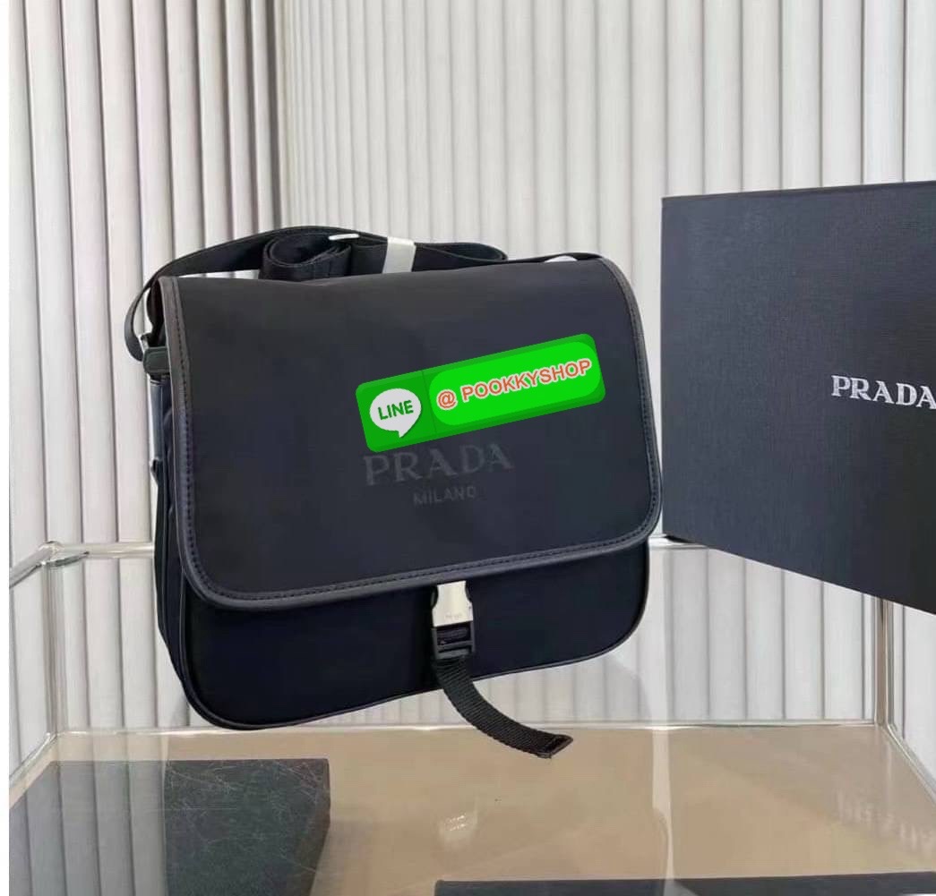 Prada Nylon Crossbody Box Bag พร้อมส่งรุ่นใหม่ New Arrival จากแบรนด์Prada ทรง Messenger ทรงยอดฮิตของคุณผู้ชายเลยค่ะ วัสดุทำจากผ้าNylon อย่างหนา กันน้ำได้คะ มีโลโก้แบรนด์อยู่ข้างหน้า ตัวกระเป๋าอยู่ทรง อะไหล่เงินทั้งใบ ด้านในบุผ้าลายแบรนด์อย่างดี เปิดปิดด้ว