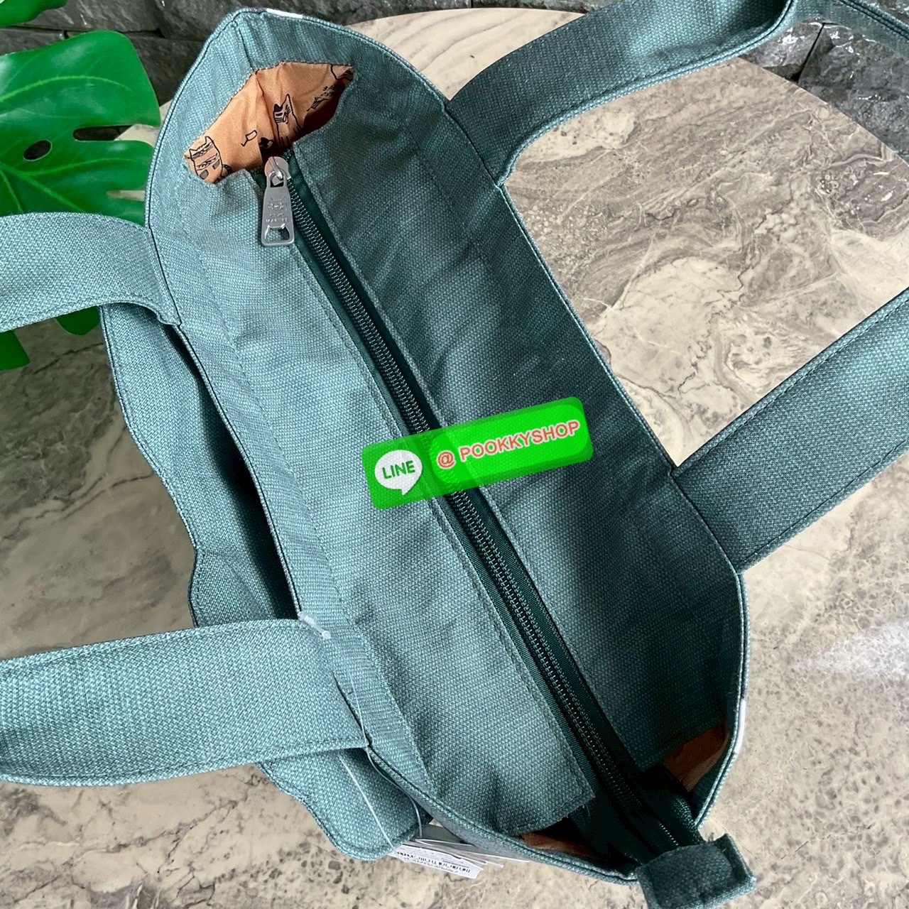 กระเป๋าถือ คล้องแขน ทรงโท้ทสุดเก๋และน่ารัก Nekomaruke Hamipoke Bag จาก Kusguru Japan กระเป๋าโท้ทสุดน่ารักใบนี้เหมาะสำหรับผู้หญิง และเป็นไอเทมใหม่ในคอลเลกชันฤดูใบไม้ผลิ/ฤดูร้อน 2025