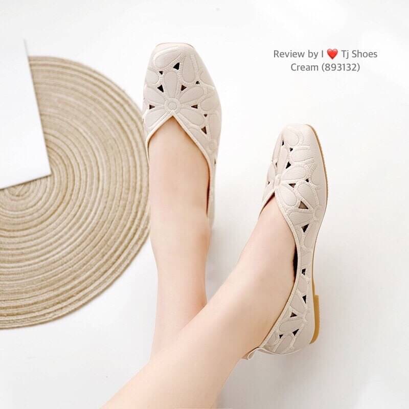 ใครชอบเกร๋ๆน่ารักๆ ใส่สบายต้องคู่นี้เลยจร้า พร้อมส่ง รองเท้าคัชชูเพื่อสุขภาพ รุ่นนี้เป็นงานสั่งทำพิเศษใช้วัสดุเกรดดีทั้งคู่ ทำจากหนังนิ่ม ฉลุลายดอกไม้น่ารักๆ พื้นบุนิ่มมีรูระบายอากาศใส่แล้วไม่อับเท้า ใส่นุ่มเดินสบาย ใส่แล้วดูเกร๋สุดๆ เป็นรุ่นแนะนำ ซื้อไปร