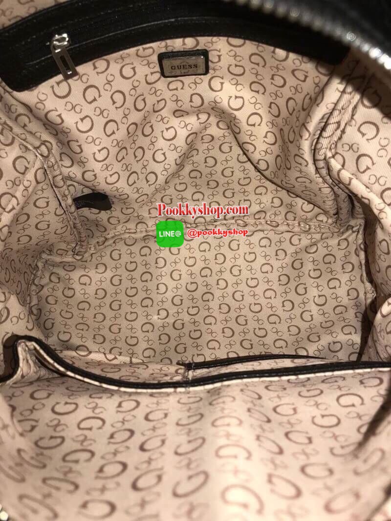 Don't Miss! GUESS WOMAN'S FACTORY BACKPACK กระเป๋าเป้ขนาดกำลังดีวัสดุหนังแกะสังเคราะห์นิ่มสวยน้ำหนักเบา มีหูหิ้วเเละสายสะพายหลังเลื่อนปรับได้ ด้านหน้ามีโลโก้และช่องซิป เปิดปิดด้วยซิปสะดวกใช้ ภายในกว้างใส่เอกสาร ipad ของใช้ได้เยอะ จะสะพายไปเรียนไ