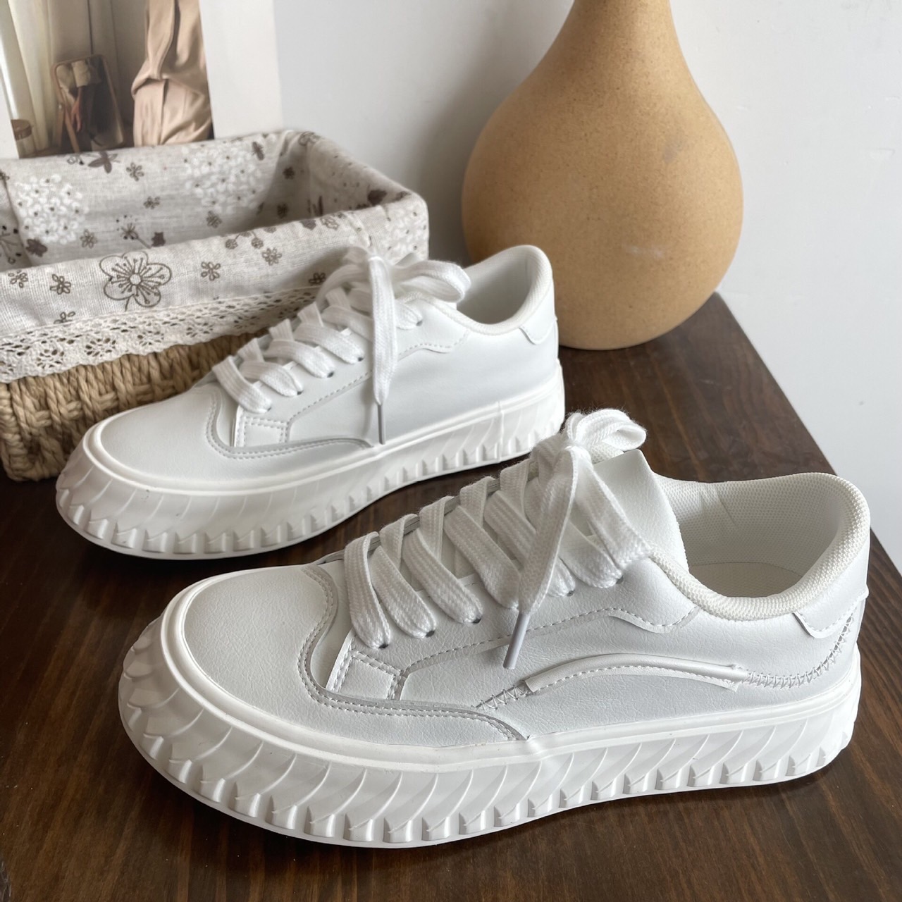 สินค้าขายดี พร้อมส่งค๊าา sport shoes รองเท้าผ้าใบ งานแฟชั่นงานเกรดพรีเมี่ยม พื้นนิ่มมากคะ 👟 ใส่สบายจะแมตช์กับกางเกง👖หรือกระโปรง👗ก็ได้ค่ะ แม่ค้าคอนเฟริม ห้ามพลาดเลยจ้าตัวนี้แนะนำ อย่าช้ารีบเลย