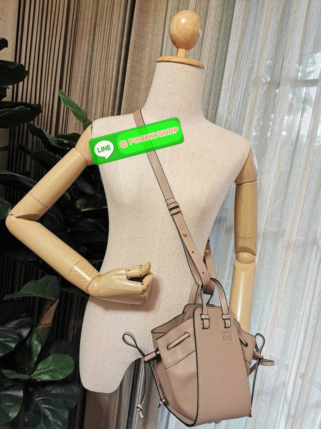 ✴️ห้ามพลาด!✴️LOEWE HANDLE & SHOULDER BAG GIFT WITH PURCHASE (GWP) กระเป๋าถือหรือสะพายหนังแท้พรีเมี่ยมกิ๊ฟ Limited จาก LOEWE PERFUME DUTYFREE รุ่น Rare items สุดๆวัสดุหนังแท้ Calfskin หนังสวยดีไซน์คงเอกลักษณ์แบรนด์ สามารถปรับใช้ได้หลายทรงด้าน