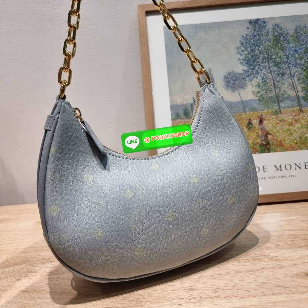 MCM AREN CRESCENT HOBO IN VISETOS ใหม่ล่าสุดก่อนใคร สวยได้ไม่ต้องรอ กับคอลใหม่ลุคลูกคุณ รูปทรง half moon ยอดฮิต ตอบโจทย์ได้ทุกลุค ทุกไลฟ์สไตล์ ใช้งานได้ง่ายคล่องตัว กับกระเป๋าสะพายข้าง ที่มาพร้อมสายโซ่คล้องด้านหน้า และสายหนังครอสบอดี้ ปรับเปลี่ยนการใช้งาน
