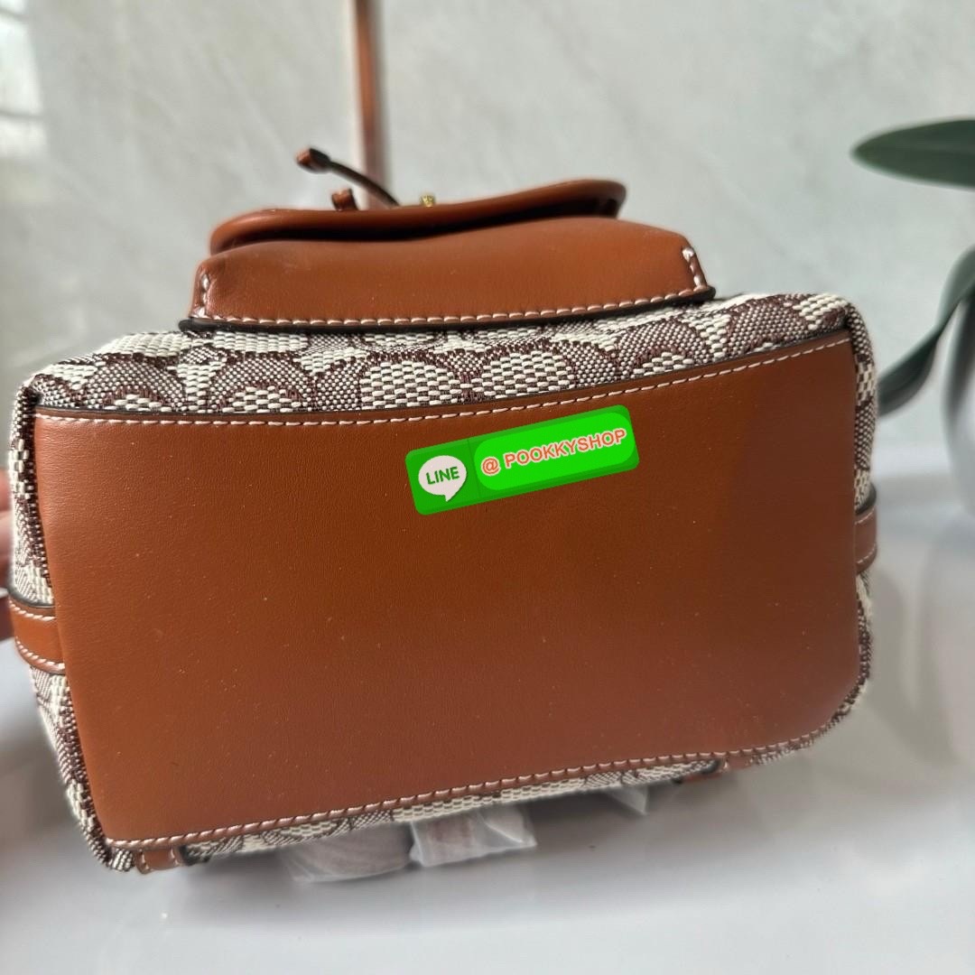 COACH RIYA BACKPACK 21 IN SIGNATURE TEXTILE JACQUARD (CH591) 🔖กระเป๋าเป้ดีไซน์ใหม่ไซส์มินิน่ารัก 🔖วัสดุ ผ้า jacquard ทอลาย ตัดสลับหนังแท้ 🔖 เปิด-ปิดแบบกระดุม ปากกระเป๋าสามารถกดล็อคเปิดปิดและมีเชือกรูดอีกชั้น ภายในโล่งกว้างใส่ของได้