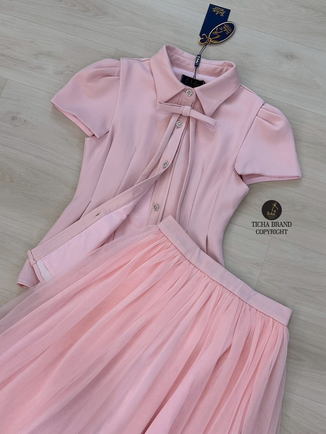 ชุดเซทแฟชั่น Set.3 ชิ้นเสื้อ+ กระโปรง+เข็มกลัด เสื้อแขนสั้นคอปกสีชมพู ดีเทลแต่งกระดุมเพชรด้านหน้า