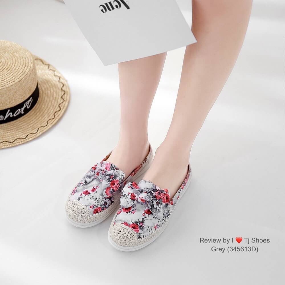 พร้อมส่งรองเท้าเพื่อสุขภาพ ที่ทั่งเกร๋ทั้งน่ารักสุดๆ รองเท้ารุ่นนี้เป็นงานสั่งทำพิเศษ หนังนิ้มนิ่ม ผ้าลายเก๋ๆ ประดับโบว์น่ารักๆ น้ำหนักเบา พื้นบุนวมนิ่ม ใส่นุ่มเดินทั้งวันได้สบายมากๆ แมทกับชุดอะไรก็เกร๋ก็น่ารักสุดๆ เป็นรุ่นแนะนำ ซื้อไปรับรองไม่ผิดหวัง ของ