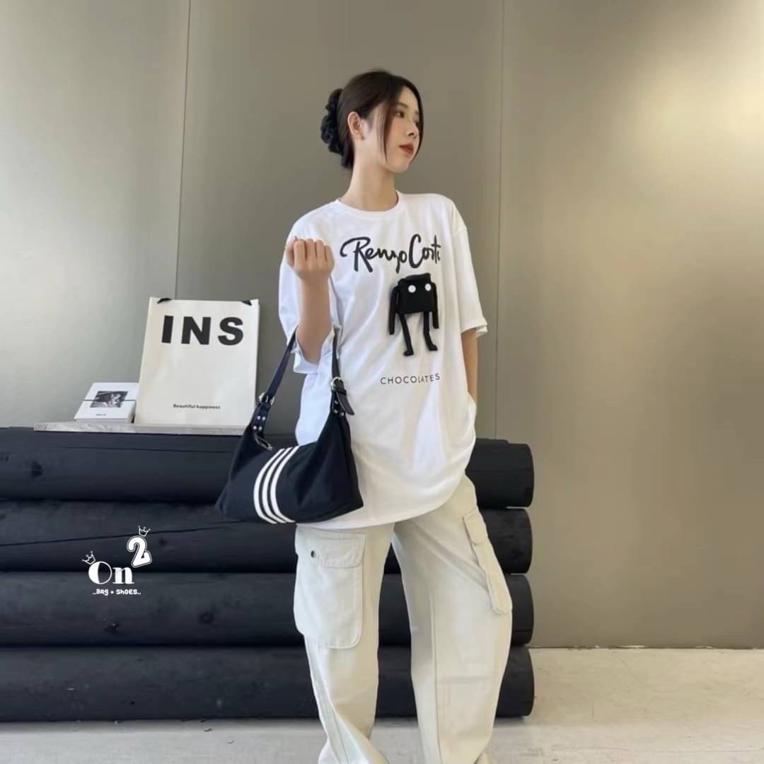 Adidas Style Nylon Shoulder Bag กระเป๋าผ้าไนลอน ขนาด 14นิ้ว น้ำหนักเบาใส่ของได้เยอะ รุ่นนี้สะพายขึ้นไหล่น่ารัก ด้านบนเป็นซิปค่ะ มีสายสะพายข้าง ปรับความยาวได้