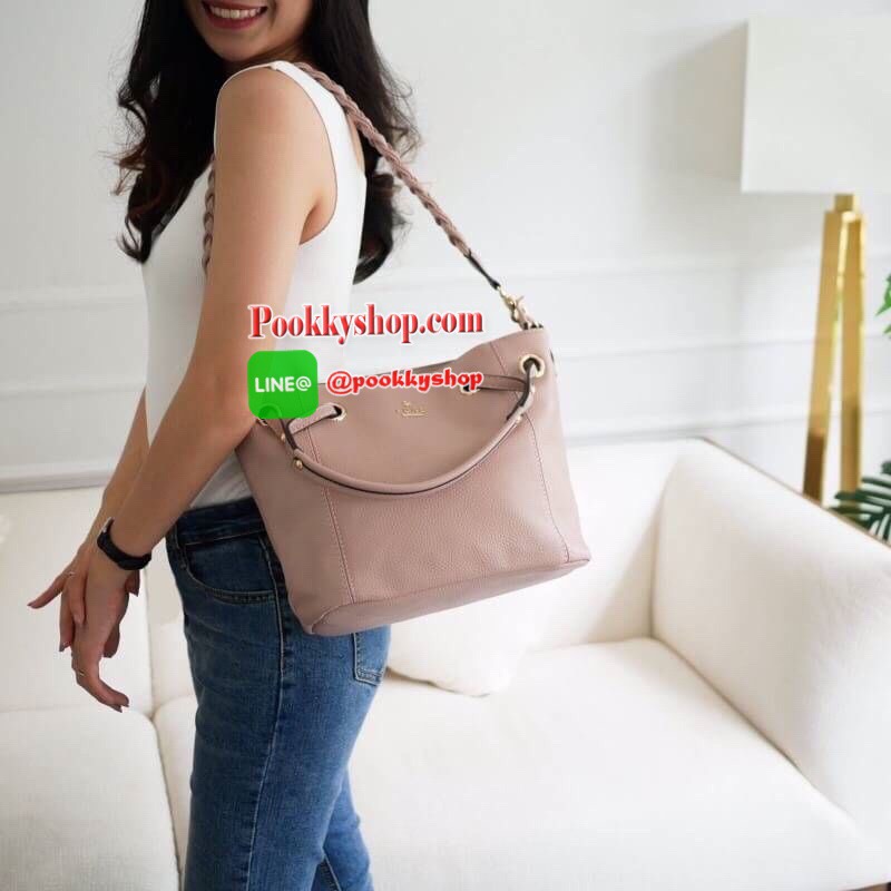 รุ่น Andrea city bag เปิดตัวรุ่นใหม่พร้อมอะไหล่สามแถว สั่งทำพิเศษจากโรงงานเดียวกับแบรนด์ดังระดับโลกเลยค่ะ สุดหรูไม่ลอก มาในทรงสุดสวยเปิดตัวใหม่✔️ มีสายสะพายสองเส้น เส้นแรกคือสายเปีย สะพายแล้วดูน่ารักสุดๆ หรือจะใช้สายสะพายยาวก็คล่องตัว ปากกระเป๋ามีซ