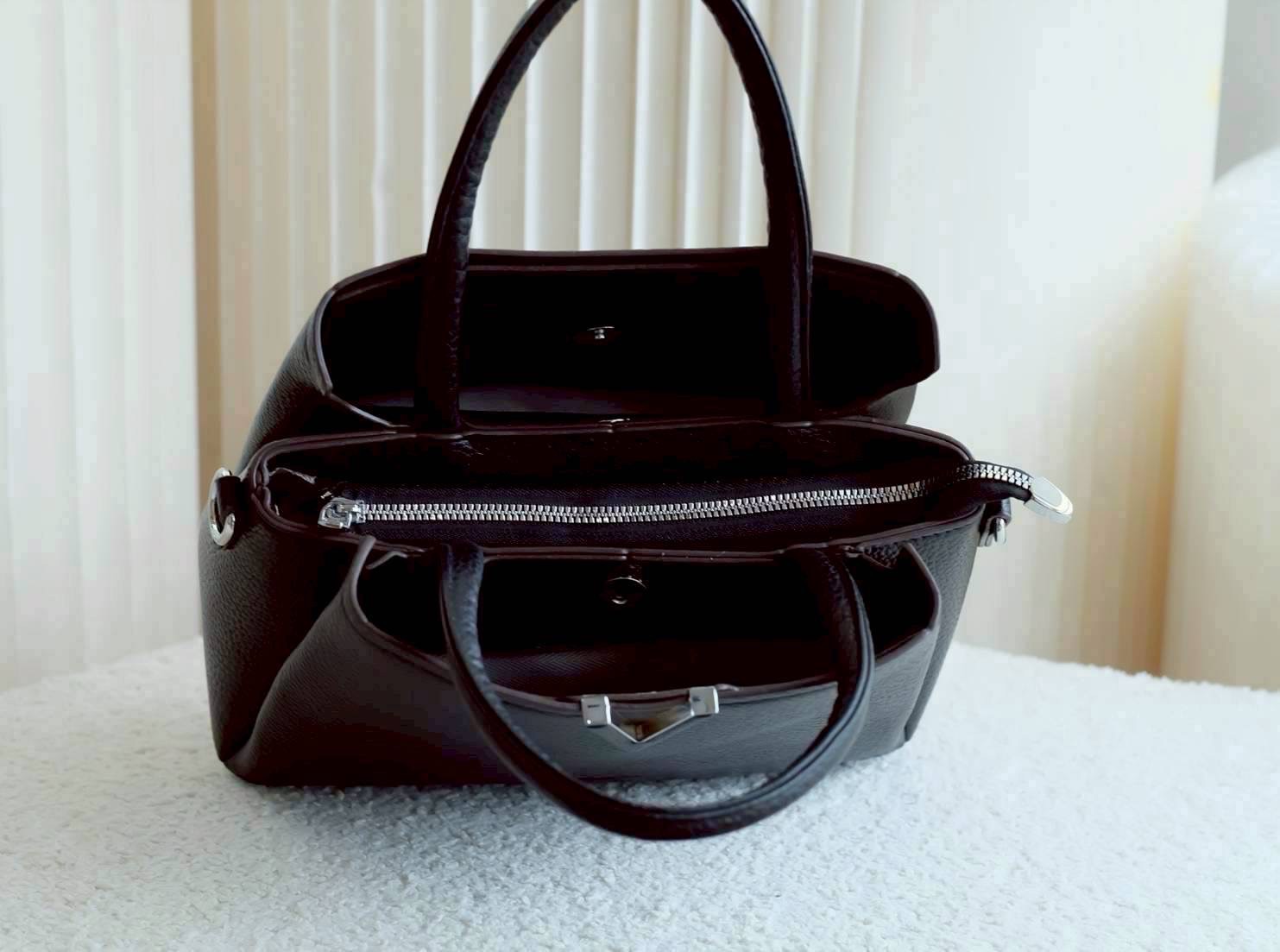 กระเป๋าแฟชั่น งานpu งานสวย มี 3 ช่องการใช้ง่าย หนังนิ่มมาก แมทกับทุกลุค สวยหรูดูแพง