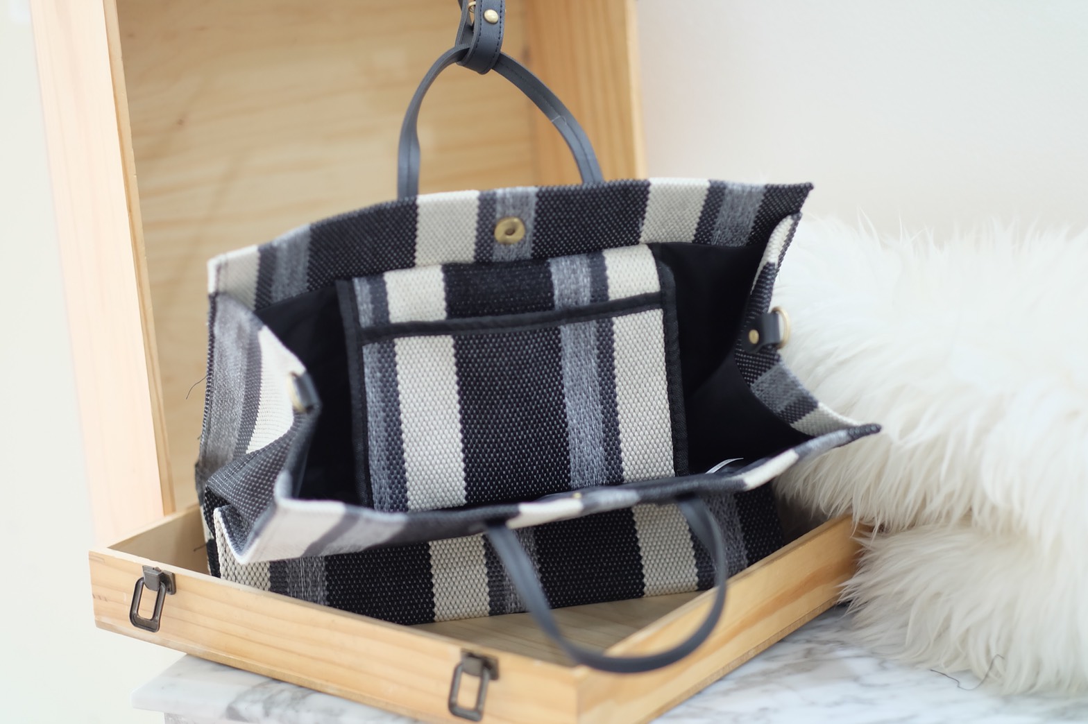 Chanel Canvas Tote bag .. กระเป๋างานผ้าCanvas ปัก Chanel สายหนัง งานสวย ทนทานใช้งาน ดูมีสไตส์มากๆคะ มีสายยาวสะพายข้างได้ หรือ จะทำเป็น Shopping Bag ก็สวยคะ