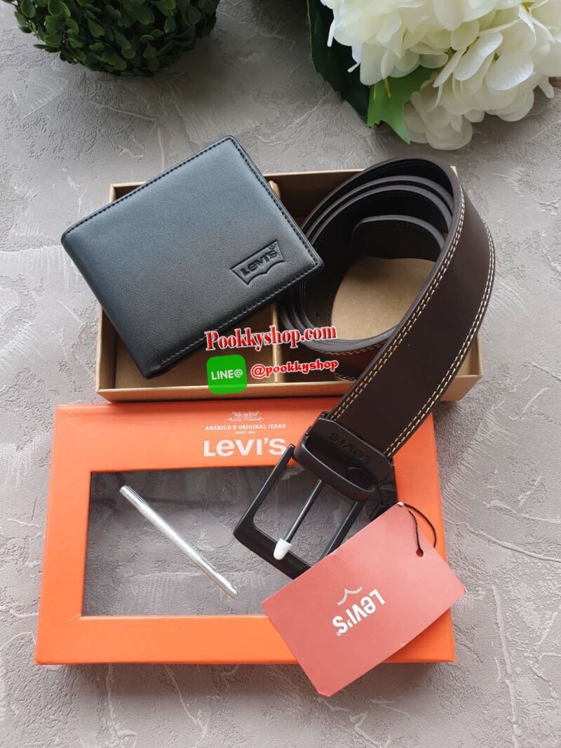 NEW ARRIVAL!! LEVI’S REAL LEATHER BELT & WALLET VALUE PACK ซื้อ1ได้ถึง2ใบ! เซทสุดคุ้ม! ได้ทั้งกระเป๋าสตางค์พับสองตอนและเข็มขัด วัสดุหนังวัวแท้ กระเป๋าสตางค์ปั้มโลโก้ด้านหน้า ภายในมีช่องใส่บัตร ช่องใส่ธนบัตร 2 ช่อง แยกเป็นสัดส่วน เข็มขัดด้านหนึ่งสีดำอีกด้า