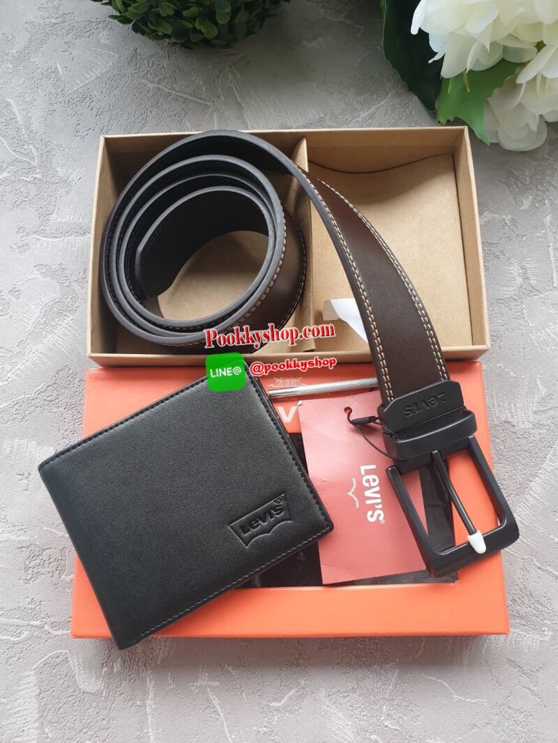 NEW ARRIVAL!! LEVI’S REAL LEATHER BELT & WALLET VALUE PACK ซื้อ1ได้ถึง2ใบ! เซทสุดคุ้ม! ได้ทั้งกระเป๋าสตางค์พับสองตอนและเข็มขัด วัสดุหนังวัวแท้ กระเป๋าสตางค์ปั้มโลโก้ด้านหน้า ภายในมีช่องใส่บัตร ช่องใส่ธนบัตร 2 ช่อง แยกเป็นสัดส่วน เข็มขัดด้านหนึ่งสีดำอีกด้า