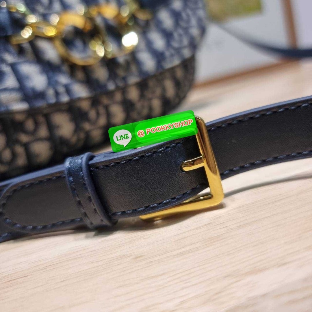 กระเป๋าสะพายทรงสวย ดีไซน์โลโก้โดดเด่นและหรูหรา ดีเทลดูดีมีกิมมิคในตัว