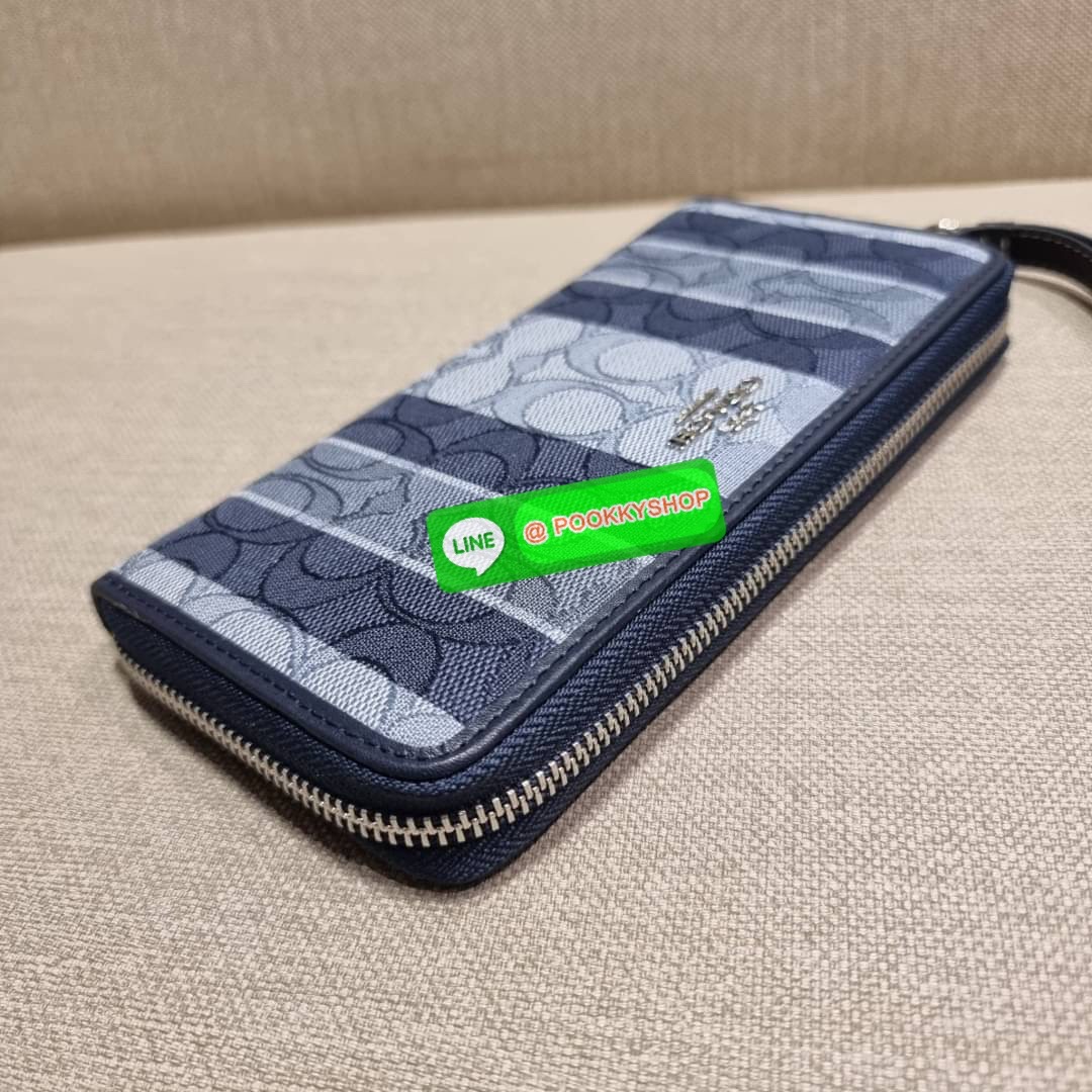 COACH C8313 LONG ZIP AROUND WALLET WITH SIGNATURE JACQUARD WITH STRIPES พร้อมเสิร์ฟความเลิศหรู ใหม่ล่าสุด กระเป๋าสตางค์ใบยาวกึ่งคล้องมือ ดีไซน์ผู้ดี๊ผู้ดี รุ่นขายดี ถือใช้คือขับผิวสุด!! วัสดุผ้า jacquard ลวดลายดูแพง มาพร้อมสายคล้องมือ ถอดออกได้ ภายในใส่บั