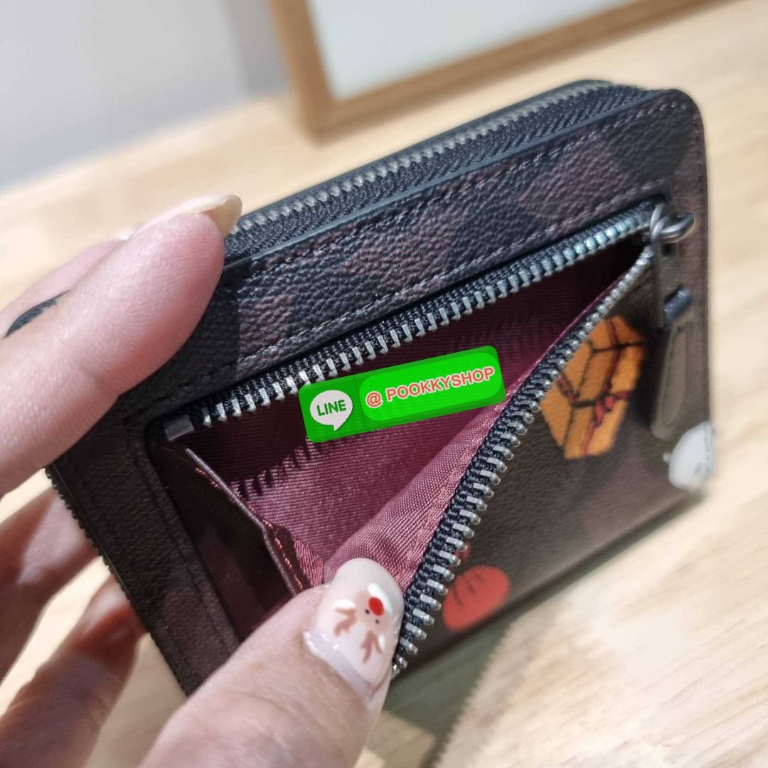 COACH CE708 COACH × PEANUTS SMALL ZIP AROUND WALLET IN SIGNATURE CANVAS WITH SNOOPY PRESENTS PRINT น้องใหม่เกินเบอร์กว่าเดิม กับกระเป๋าสตางค์ใบสั้น คอลใหม่จากเหล่าการ์ตูนสุดรัก ขนาดพกพาสะดวก ฟังก์ชั่นการใช้งานหลากหลาย ไม่ว่าจะช่องใส่บัตร ช่องใส่ธนบัตรที่ส
