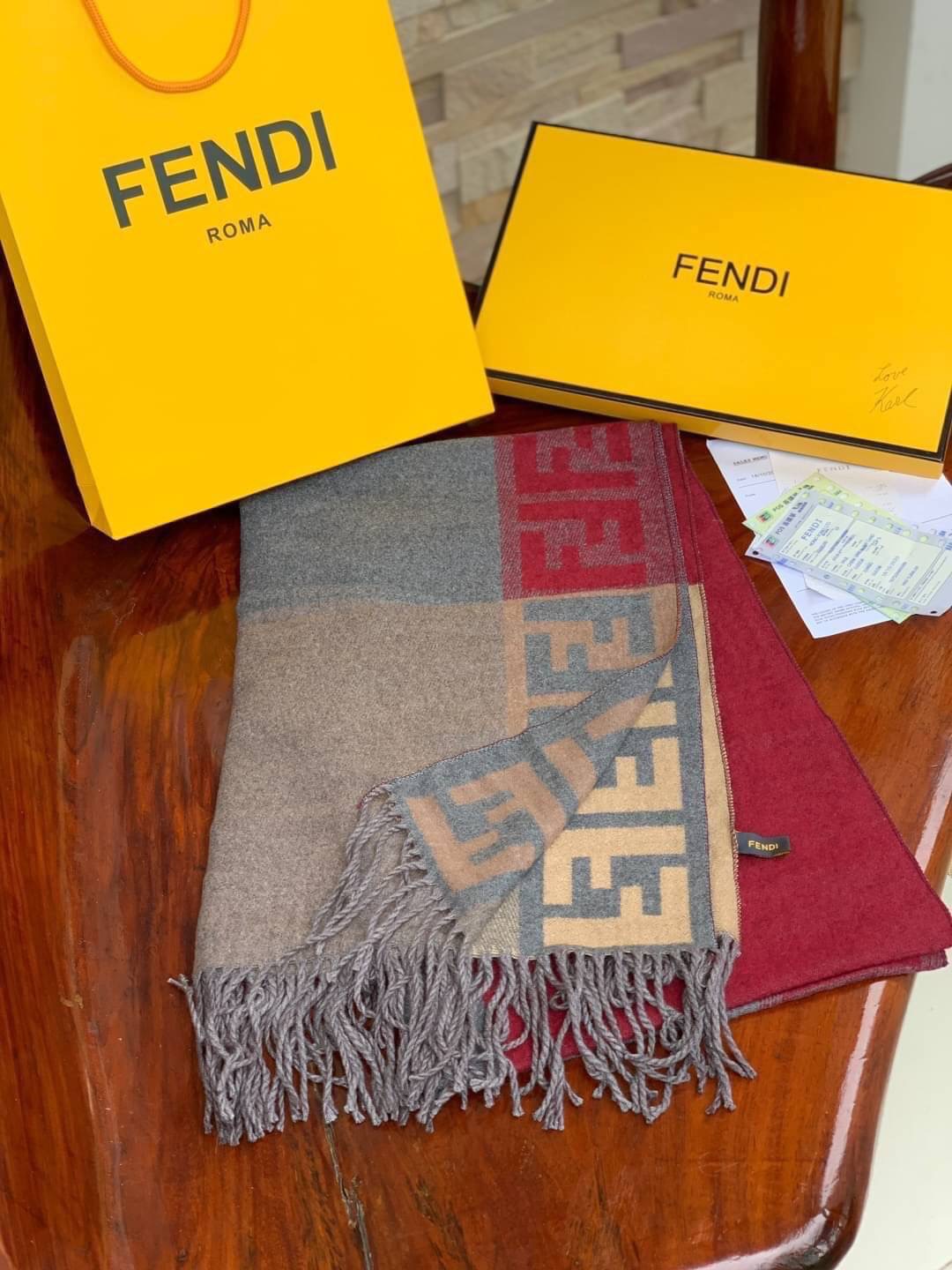 Fendi Scarves For Women’s Accessories แบรนด์แฟชั่นชั้นนำจากอิตาลี ส่งมอบความรู้สึกดีๆให้กับคนที่คุณรัก ในรูปแบบผ้าพันคอและผ้าคลุมไหล่ผืนใหญ่เพิ่มความอบอุ่น ถักทอด้วยผ้าcashmere เนื้อผ้านิ่ม สัมผัสนุ่มมือ ทอลายในตัว สีและลายคมชัด เหมาะสำหรับเป็นของฝาก ของข