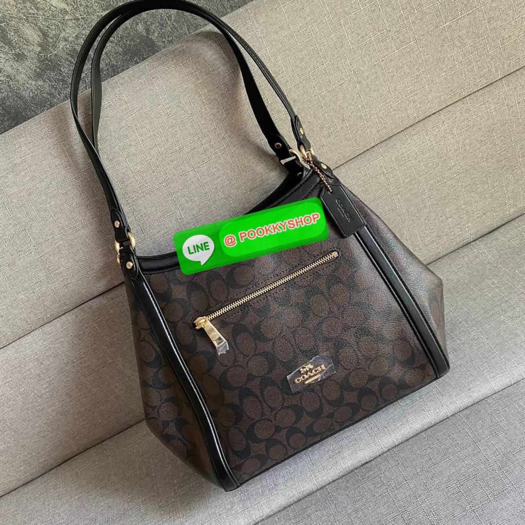 COACH C6232 KRISTY SHOULDER BAG IN SIGNATURE CANVAS (COACH C6232) สุดคุ้ม สาวๆสายช้อป ห้ามพลาด กระเป๋าสะพายไหล่ ใบใหญ่จุของได้เยอะ สายช้อปใช้งานเกินคุ้ม วัสดุหนังแคนวาส ภายในช่องกว้าง แบ่งสัดส่วน ด้านหน้ามีช่องซิป เปิด ปิด ด้วยกระดุมแม่เหล็กมีช่องซิปตรงกล