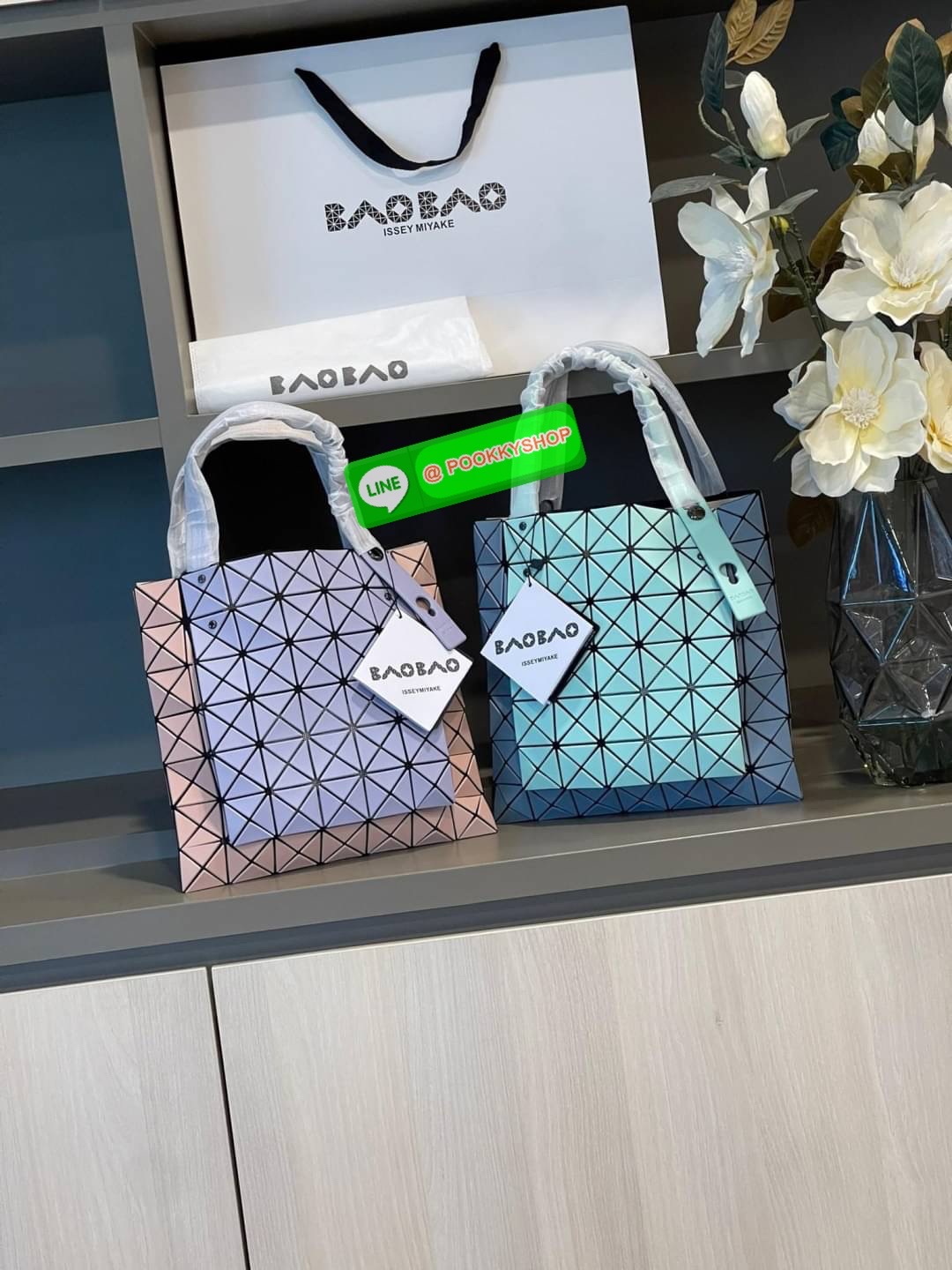 Baobao Issey Miyake Prism Kangaroo tote bag กระเป๋าถือทรงโท้ทที่ประดิษฐ์ขึ้นอย่างเชี่ยวชาญในญี่ปุ่น มาพร้อมแผงเรขาคณิตสำหรับการออกแบบที่ได้รับแรงบันดาลใจจากกระดาษพับ ซิลลูเอทอันเป็นเอกลักษณ์นี้ปิดท้ายด้วยสายรัดแบบอสมมาตร มีการพัฒนาโครงสร้างทรงสามเหลี่ยมเพ