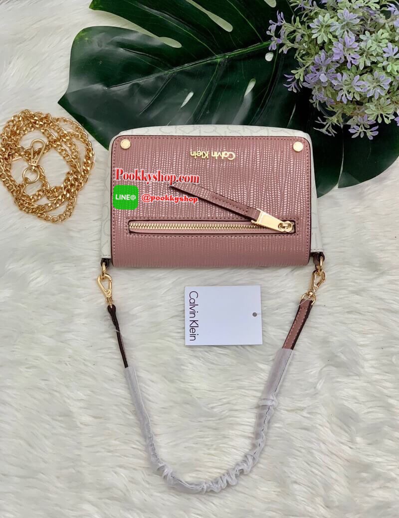 New arrival !! CALVIN KLEIN HANDBAG // SHOULDER BAG กระเป๋าถือ//คล้องไหล่//สะพายข้าง//หรือครอสบอดี้ร์ได้ค่ะ ดีไซด์สวย น่าใช้มากๆค่ะ วัสดุหนังผสมนิ่มมือค่ะ ด้านมีโลโก้แบรนด์ พร้อมช่องซิปใส่ของจุกจิก เปิดปิดกระเป๋าแบบกระดุมแม่เหล็ก ภายในแบ่งสามช่อง สามารถใส