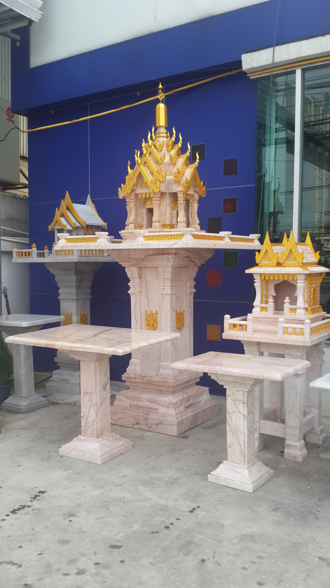 ศาลพระภูมิทรงปราสาท ขนาด ฐานกว้าง 126ซม คู่ศาลตายาย ลงทอง