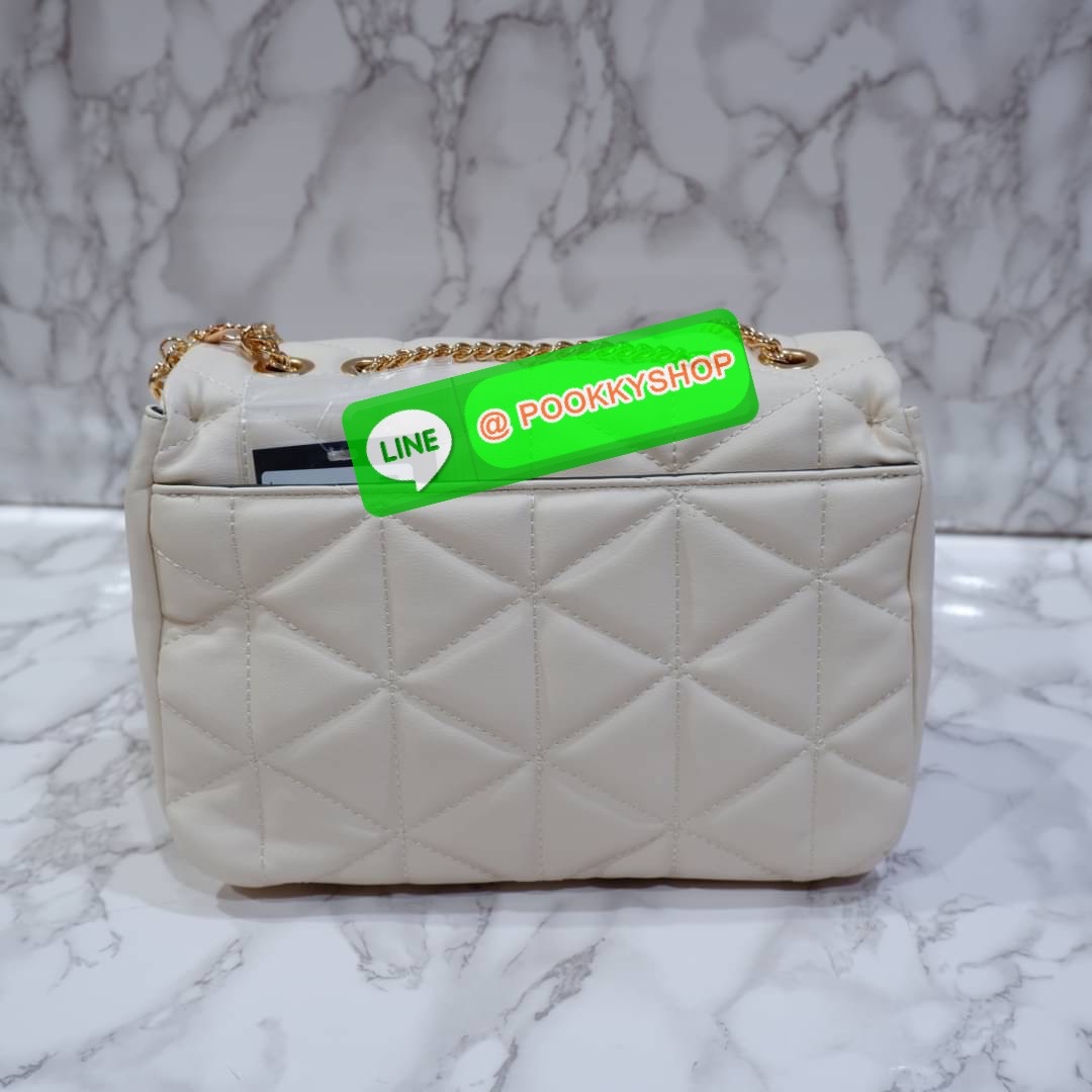 lyn มาแล้วจ้าา ใครสายลูกคุณหนู สวยหรูดูแพง ต้องรีบจัดแล้ว! กระเป๋าทรงเหลี่ยมใบใหญ่ จุของได้เยอะม๊ากกกก สายกระเป๋าเป็นโซ่สีทองปรับระดับได้ เปิด-ปิดด้วยกระดุมแม่เหล็ก ด้านหน้าปักหมุดlogo brand แอบกระซิบว่าถึงใบจะใหญ่แต่เบาสบายไม่ปวดไหล่นะจ๊ะ ด้านหลังมีช่องใ