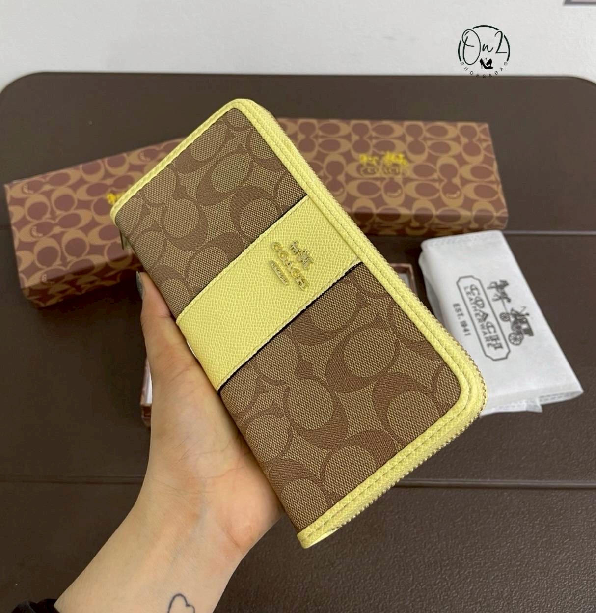 Coach wallet กระเป๋าสตางค์ สวยสะดุดตาสุดสุด เป็นแบบใบยาวแบบมีช่องเล็กใส่เหรียญ ใส่การ์ดใส่แบงค์ได้ มีสีมงคลให้เลือกเยอะมาก เหมาะสำหรับเป็นของฝากของขวัญหรือใช้เองก็เลิศค่ะ