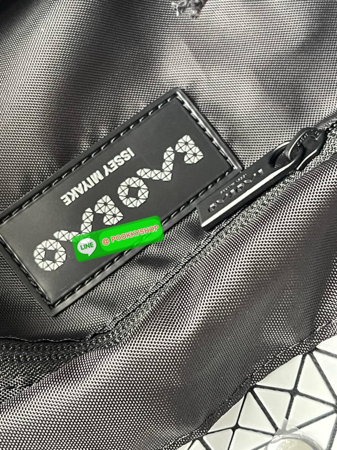 Baobao Issey Miyake Cart geometric L tote bag รูปทรงที่สร้างขึ้นโดยบังเอิญ' เสื้อผ้าที่มีโครงสร้างและได้รับการออกแบบทางวิศวกรรมอันเป็นเอกลักษณ์ของแบรนด์ ส่งต่อไปยังเครื่องประดับที่น่าประทับใจและไร้กาลเวลาเหล่านี้ กระเป๋าโท้ต Cart ประดิษฐ์ขึ้นจากการตั