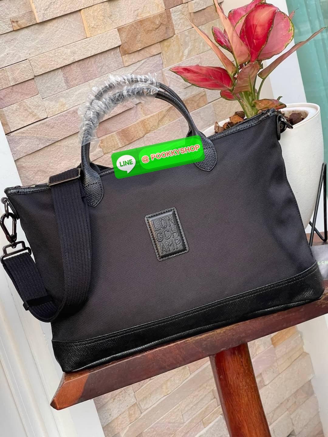 LONGCHAMP BOXFORD TRAVEL BAG M กระเป๋าเดินทางขนาดกลาง มาพร้อมสายสะพายที่สามารถถอดได้ ให้คุณเลือกสะพายไหล่หรือถือได้ มีซิปรูดเปิดปิดกระเป๋าที่ให้คุณมั่นใจได้ว่าคุณจัดเก็บไอเท็มของคุณได้อย่างมิดชิด บ็อคฟอร์ด (BOXFORD) สะท้อนความเป็นเอกลักษณ์ของแบรนด์ที่เปี่