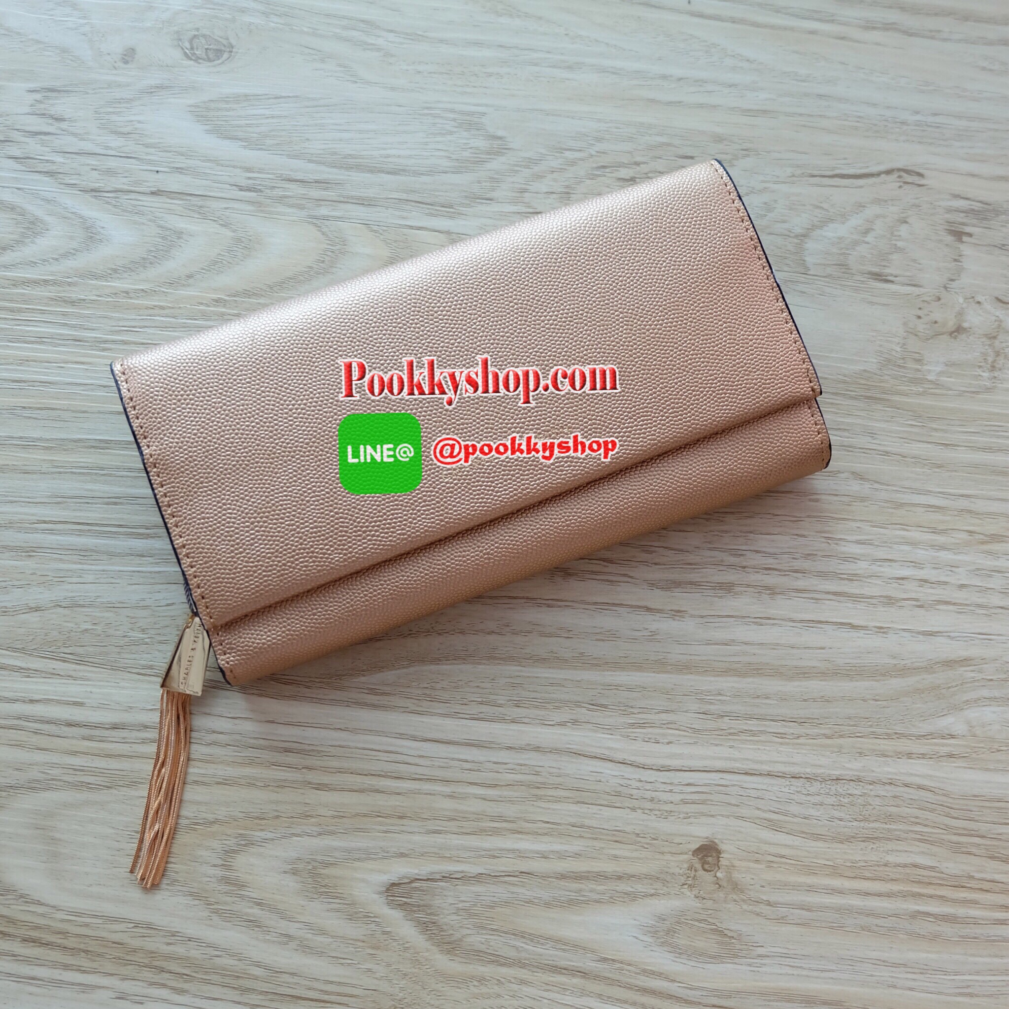 Charles & Keith Tassel Long Wallet กระเป๋าสตางค์ใบยาว วัสดุหนังลายคาร์เวียร์ ตกแต่งด้วยพู่สีทอง เปิด – ปิดกระเป๋าด้วยเเม่เหล็กแบบซ่อน ภายในมีช่องใส่บัตร ช่องซิปใส่เหรียญ และช่องใส่ธนบัตร ใส่ iPhone 7+ ได้ค่ะ ด้านหลังมีช่อง 1 ช่อง