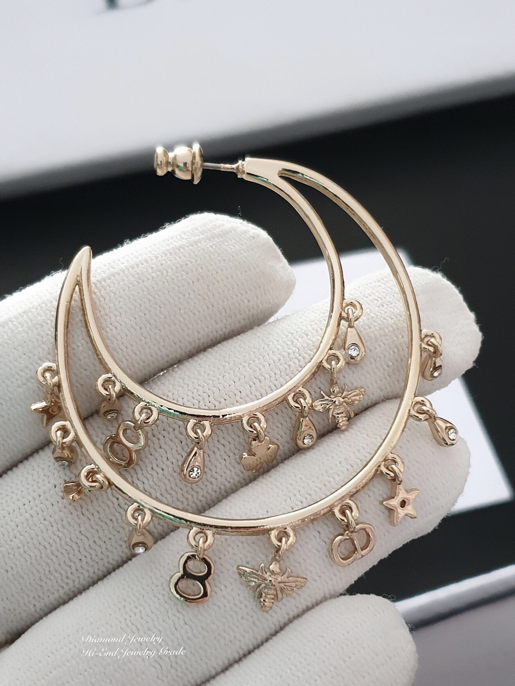 New Arrival !!!! Christian Dior Earring ต่างหูห่วงพระจันทร์คริสเตียนดิออ งานโซ่ คอลเลคชั่นใหม่ล่าสุด งานเพชร CZ แท้ อะไหล่สีทองเงารับรองสวยวิ้งมากกกกก งานดี ตัวเรือนเงาวิ้งมากๆคะรับประกันความพอใจเลยค่ะ ตัวเรือนสีทองเงาดูหรูมากๆค่ะ ใส่ออกมาน่าร๊ากกกก จัดเล