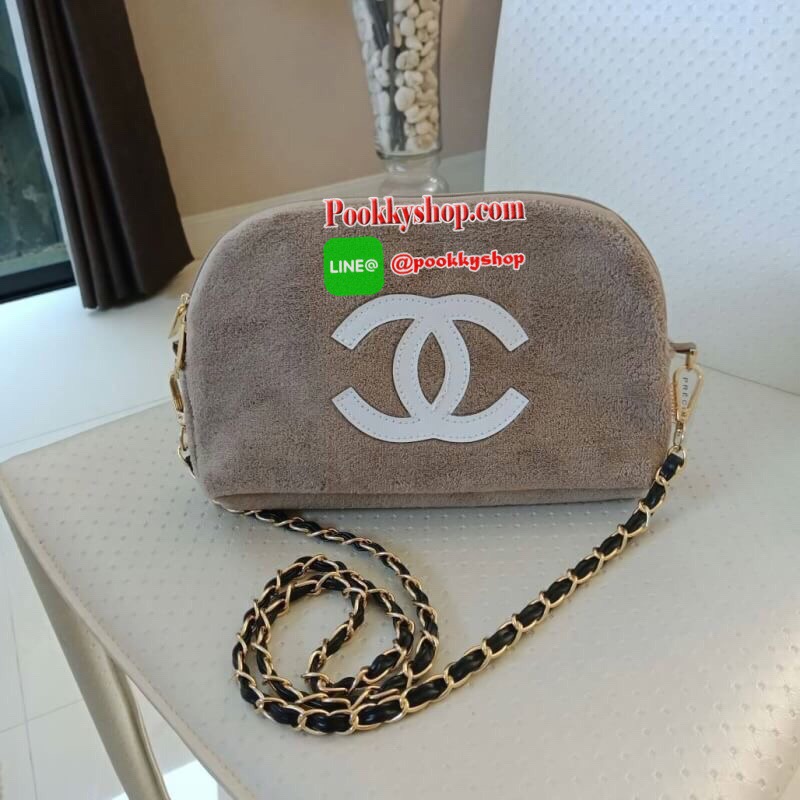 New Arrival!! อีกหนึ่งทรงสวยหรู ถือออกงานได้เลยคะ กับรุ่นนี้คะ Chanel Precision wolf crossbody bag with chain กระเป๋าทรงโดมผ้าวูฟขนนุ่มเต็มใบ ด้านหน้าปักโลโก้CC หนังแก้วสวยหรู ด้านในเปิดปิดด้วยซิปบุผ้าสีน้ำตาลปั้มแบรนด์สวยหรู ใส่กระเป๋าสตางค์ยาวได้ สายโซ่