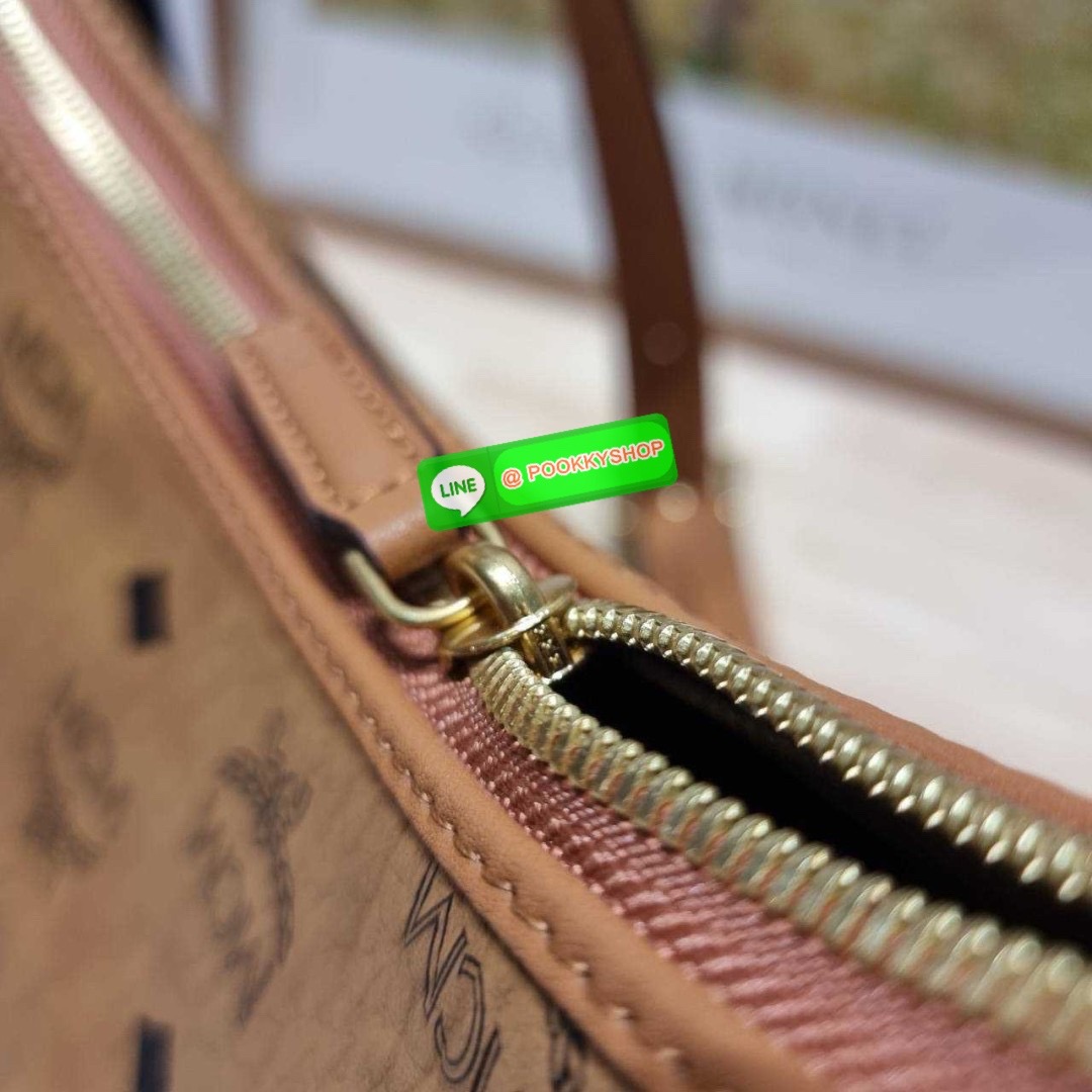 MCM AREN HOBO IN VISETOS 🔆 Details ฮอตฉ่ำมาก! กับกระเป๋าสะพายทรงโฮโบ ทรงสวยมาก ขนาดกำลังดี จุของได้เยอะ ใช้งานสะดวกด้วยการรูดซิป พิเศษแถมพวงหนังและชุดกุญแจล็อคมาให้ด้วย ถอดออกได้ นำไปใช้กับกระเป๋าใบอื่นได้ด้วย ภายในโล่งกว้าง ใส่ของสำคัญได้อย่างครบ