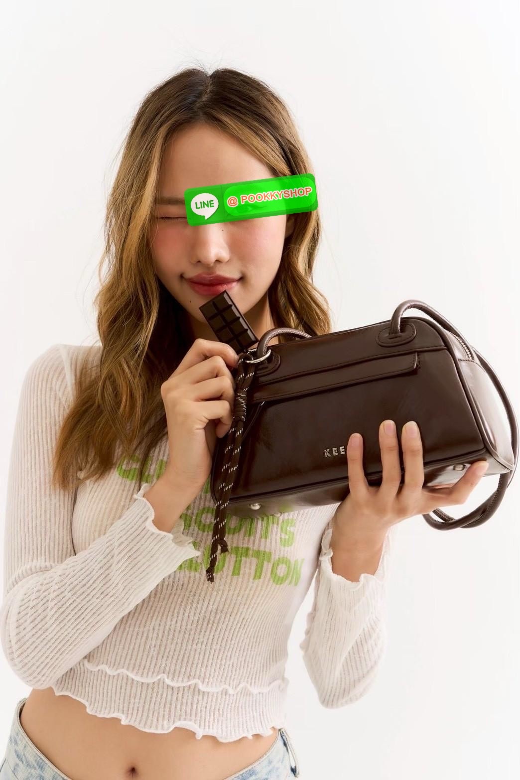 🌙 NEW IN — KEEP “Moonlight” Bowling Bag สไตล์มินิมอล เรียบแต่ดูแพง สะพายได้ทุกลุค ทุกโอกาส ✨ 👜 ดีไซน์ทรง Bowling สุดคลาสสิก ที่ทั้งใช้งานง่ายและมีโครงสวยตั้งทรง ทำจาก หนังสังเคราะห์ไมโครไฟเบอร์ Smooth Nano Oily สัมผัสเรียบเนียน น้ำห