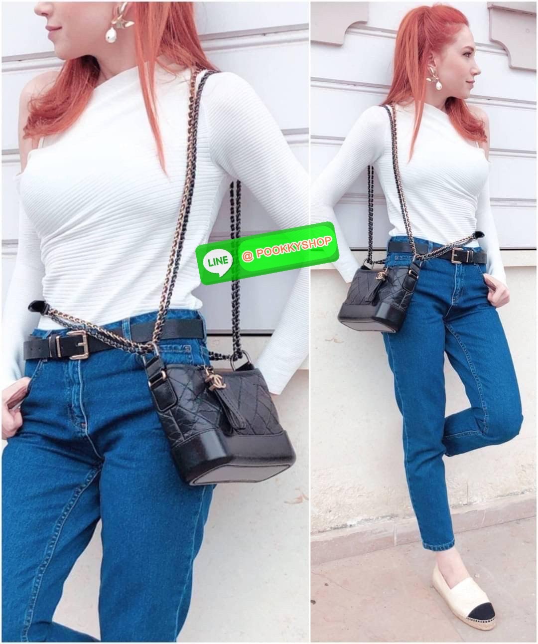 RESTOCK!! LIMITED SHOULDER BAG พรีเมี่ยมกิ๊ฟ Chanel ไซส์คลาสสิค กระเป๋าสะพายข้าง/ไหล่ หนังสังเคราะห์ นิ่ม หรู มาพร้อมพวงกุญแจสัญลักษณ์แบรนด์ พิเศษ!! สายคล้อง jumbo font เพิ่มดีเทลความแพง อะไหล่พร้อมโซ่สะพายสีทองสลับสีเงินรมดำ สามารถสะพาย crossbody หรือสะพ