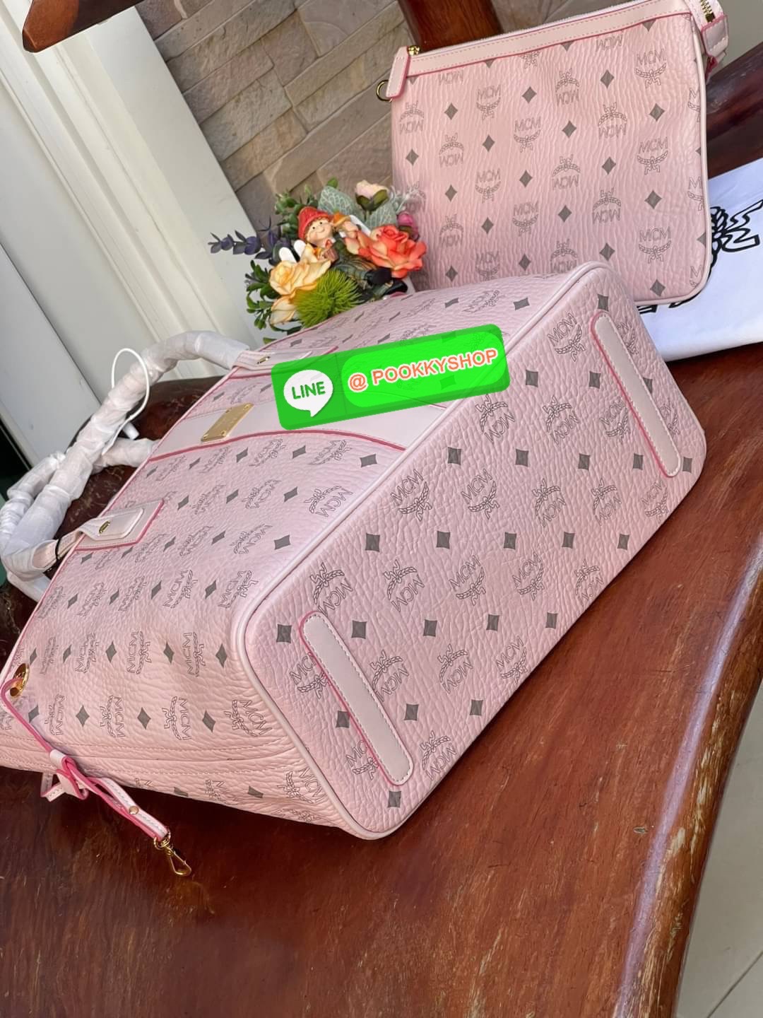 💕Mcm Liz Reversible Shopper in Visetos ขึ้นชื่อว่าเป็นกระเป๋าช็อปเปอร์ แน่นอนว่า จะต้องเหมาะสำหรับสาว ๆ ที่ชอบพกสัมภาระเยอะ ซึ่งรุ่นนี้ไม่ใช่แค่เพียงให้พื้นที่จุของกว้างขวางเท่านั้น แต่ยังออกแบบดีไซน์และรูปทรงให้มีความยืดหยุ่น มีหูรูดด้านข้างที่สา