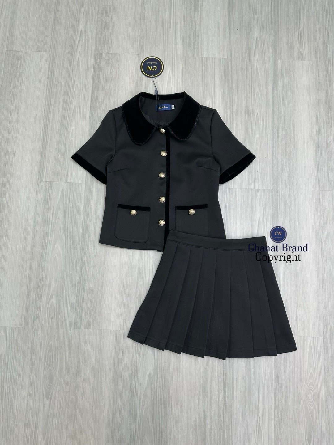 ชุดเซทแฟชั่น Set 2 ชิ้น สีดำเสื้อครอปแขนสั้น ดีเทลเย็บต่อคอปกและกุ๊นผ้ากำมะหยี่