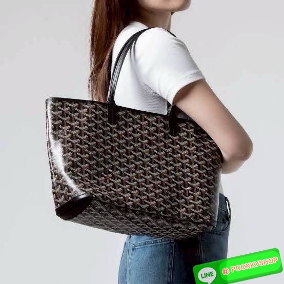 Goyard Artois PM Bag กระเป๋า Artois PM เป็นกระเป๋าที่มีซิปด้านบนเพิ่มคงามปลอดภัย ภายในพื้นที่กว้างเพื่อจัดระเบียบข้าวของของคุณ มันโดดเด่นด้วยฐานด้านล่างทั้งสองมุมเย็บต่อด้วยหนังใช้งานในแบบทางการหรือกึ่งทางการก็ได้