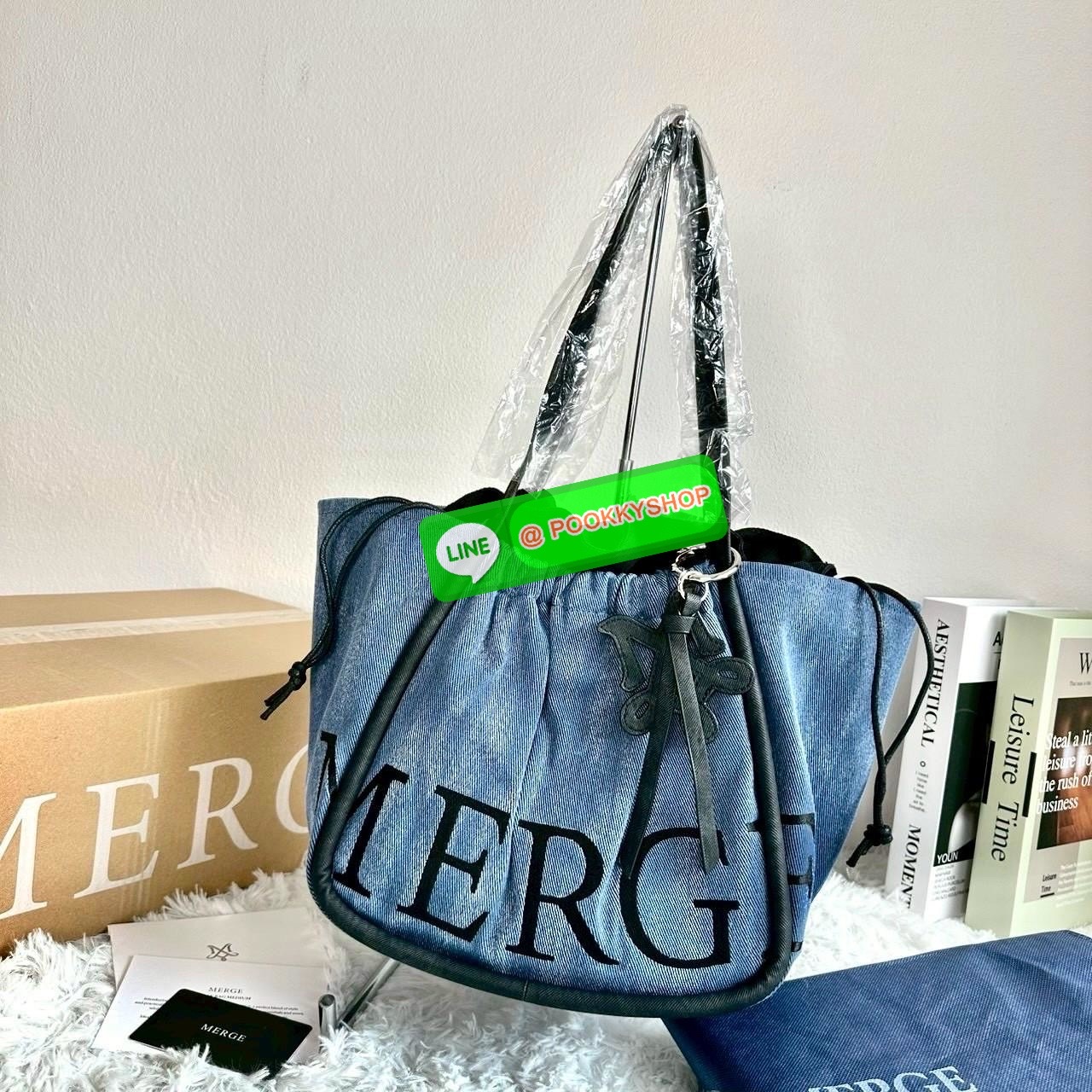 Merg A Day Bag Medium เฉดสีใหม่ 2 สี Smoky Denim กระเป๋ายีนส์ทรงโท้ท ดีไซน์เรียบเท่แต่มีลูกเล่นด้วยเชือกรูด เปิด-ปิดสะดวก ใบใหญ่จุของได้เยอะ มาพร้อมช่องด้านในและตัวล็อกสายคล้องกุญแจเพิ่มความปลอดภัย เหมาะกับสาวสายชิคที่ชอบสไตล์ลำลองแต่ยังดูมีคลาส ขนาดกระเป