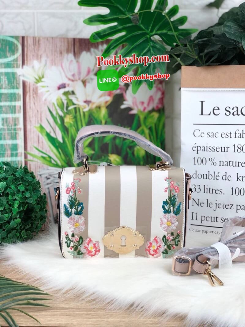 New!! ALDO FLORAL CROSSBODY BAG กระเป๋าทรงสวย ว่างอยู่ทรง เล่นสีตัดกันสวยงามและปักลาวลายดอกไม้สุดหวานอย่างลงตัว ด้านหน้าแต่งโลหะคล้ายเต้ากุญแจ เปิดปิดด้วยกระดุมแม่เหล็ก ด้านในมีช่องซิป 1 ช่อง มาพร้อมสายสะพายยาวถอดและปรับสายได้ รุ่นนี้คือน่ารักมากๆ แนะนำเล