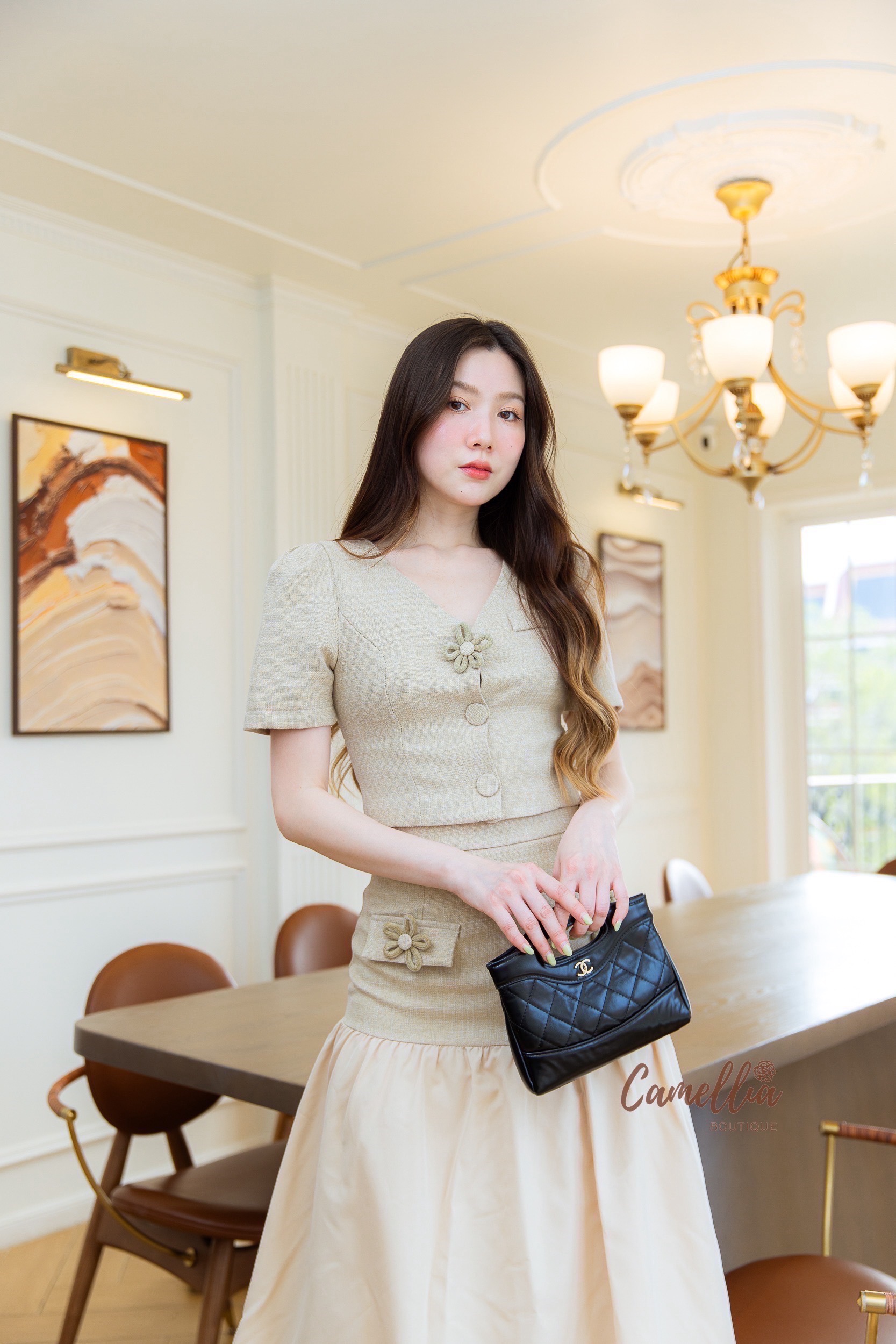 ชุดเซทแฟชั่น ชุดSet เสื้ิอแขนสั้นแต่งดอกไม้ที่หน้าอก มาคู่กับกระโปรงเอวสูง แต่งดอกไม้เข้ากันทั้งชุด