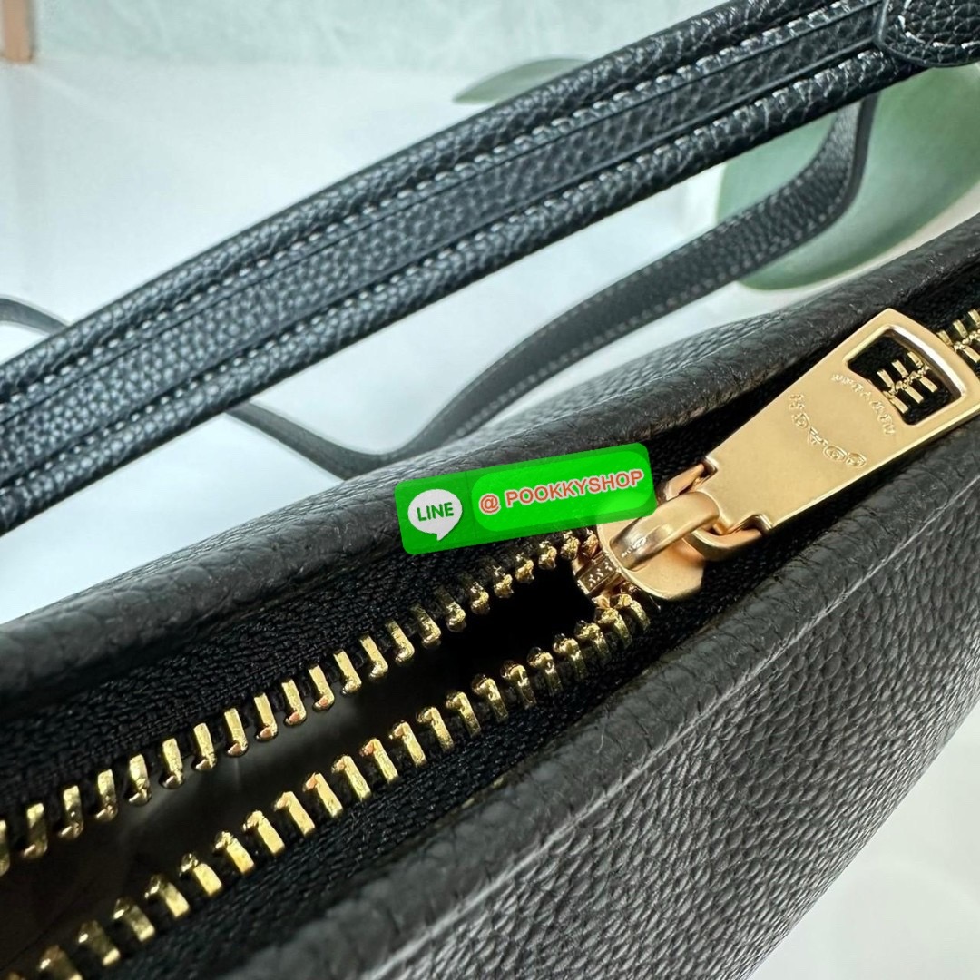 Coach Laurel Shoulder Bag Black CR148 🔖กระเป๋าสะพายข้าง/ไหล่ ทรง hobo สวยทันสมัยไม่มีเอาท์ 🔖วัสดุ : pebble leather 🔖เปิด - ปิด แบบซิปบน ภายในช่องโล่งกว้าง มีช่องรับแยกสองช่องมีซิปหนึ่งช่อง จุของได้เยอะ