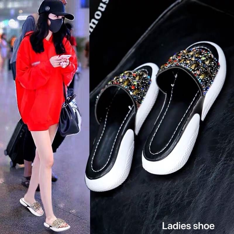 รองเท้าแตะชั่นนำเข้าสไตล์เกาหลี วัสดุพื้PU นุ่มน้ำหนักเบา ทรงสวมหนังแต่งอะไหล่วิ้งๆ ใส่ลำลองสบายๆขับผิวแมทง่าย