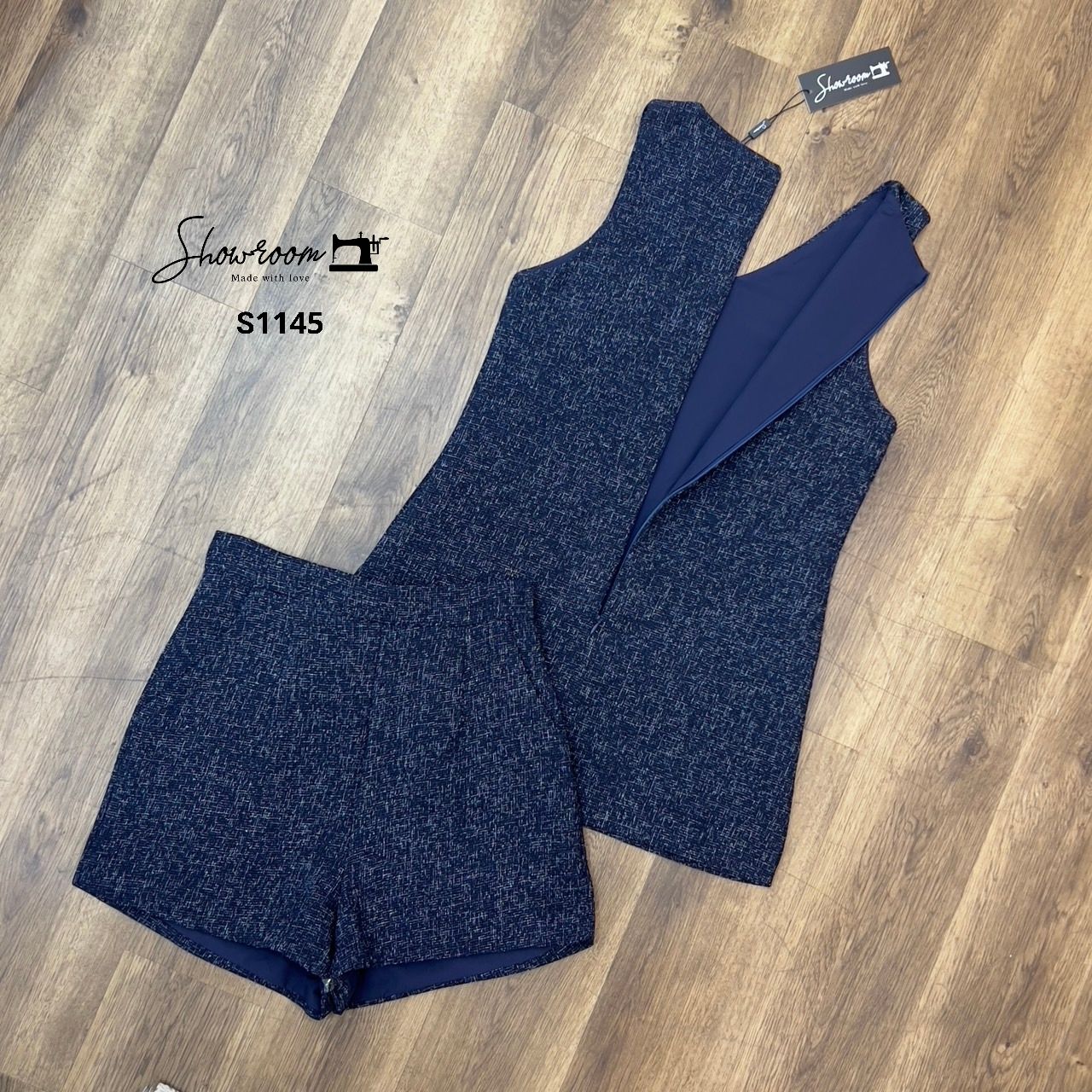 ชุดเซทแฟชั่น เซ็ตเสื้อคอวีซิปหลังตัวยาว เล่นดีไซน์แต่งดีเทลด้านหน้า มาพร้อมกางเกงขาสั้น