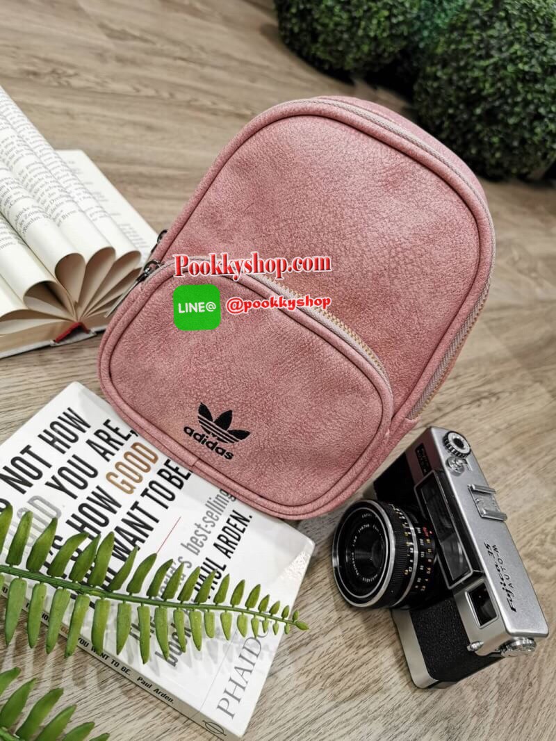 Don’t Miss! NEW ARRIVAL! ADIDAS MINI BACKPACK กระเป๋าเป้สไตล์ Sport ขนาดมินิ กำลังน่ารัก น้ำหนักเบา หนังสวยอยู่ทรงด้านหน้ามีโล้โก้และช่องซิป เปิดปิดด้วยซิปสะดวกใช้ หัวซิปแบรนด์ ภายในมีโลโก้และช่องใส่ของ มีหูจับถนัดมือ สายสะพายเลื่อนปรับระดับได้ ไอเท็มใหม่