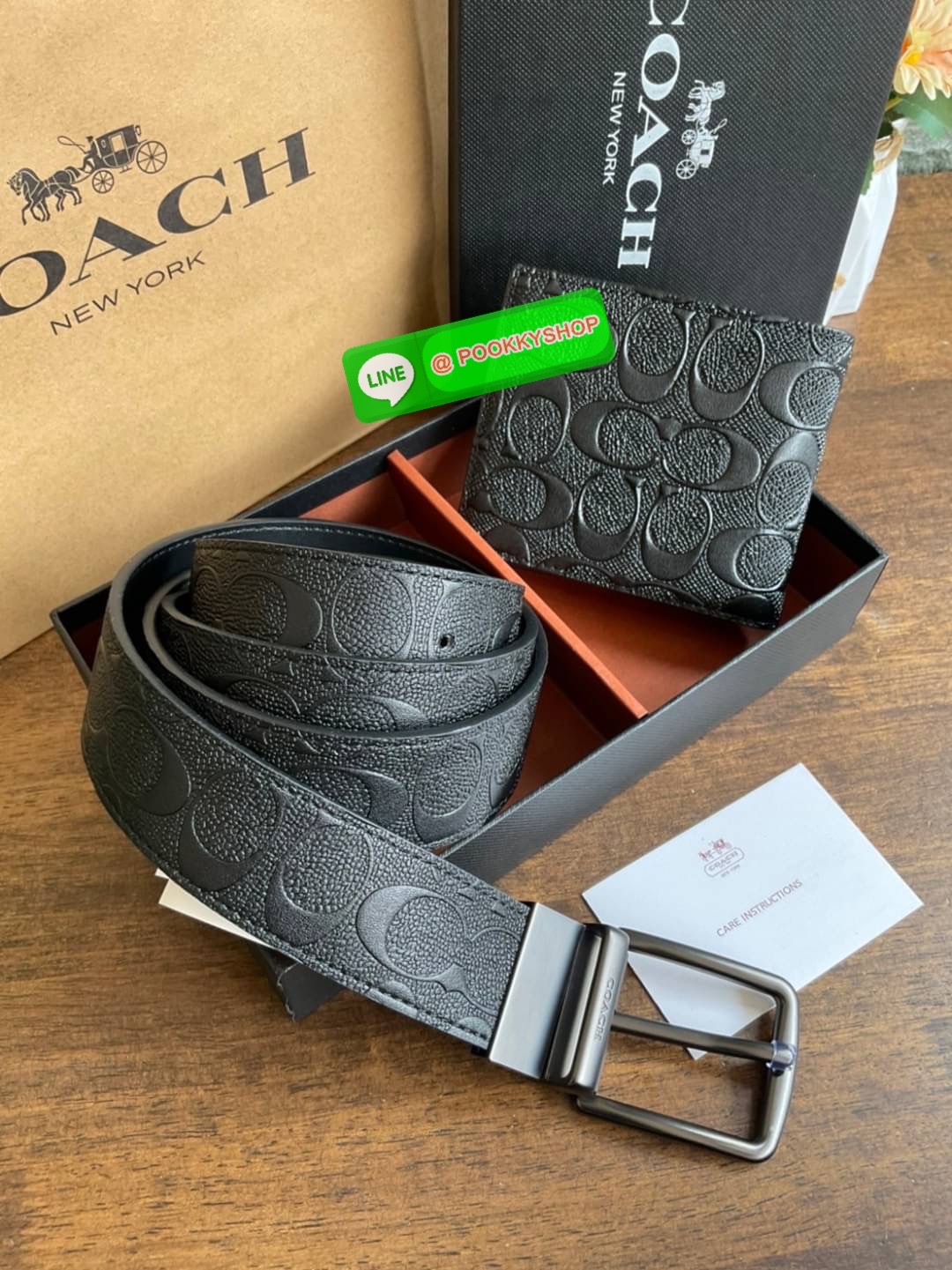 Coach Short Wallet with Belt Set ซื้อ1ได้ถึง 2 💕 Coach Box Set เซตสุดคุ้ม!! มาพร้อมกล่องสุดหรู กระเป๋าสตางค์ + เข็มขัด ชุดกระเป๋าสตางค์ใบสั้น และ เข็มขัด ปั้มโลโก้แบรนด์ คุณภาพดี💕 โดดเด่นด้วยดีไซน์เรียบหรู และ มีเอกลักษณ์เฉพาะตัว กระเป๋าสต