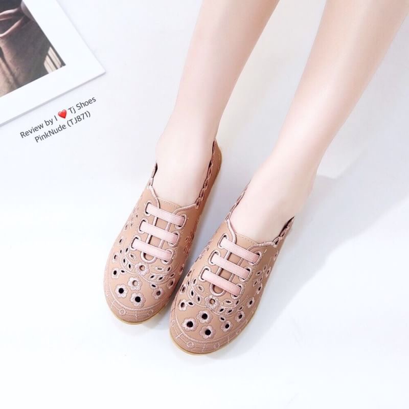พร้อมส่งรองเท้าสุขภาพ ที่ทั่งเกร๋ทั้งน่ารักสุดๆ รองเท้ารุ่นนี้เป็นงานสั่งทำพิเศษ หนังนิ้มนิ่ม จับแมทกับชุดอะไรก็เกร๋ก็น่ารักสุดๆ พื้นบุนิ่มแถมมีรูระบายอากาศใส่แล้วเท้าไม่อับ ใส่นุ่มเดินสบายมากๆ ส้นยางอย่างดี เป็นรุ่นแนะนำ ซื้อไปรับรองไม่ผิดหวัง ห้ามพลาดเล