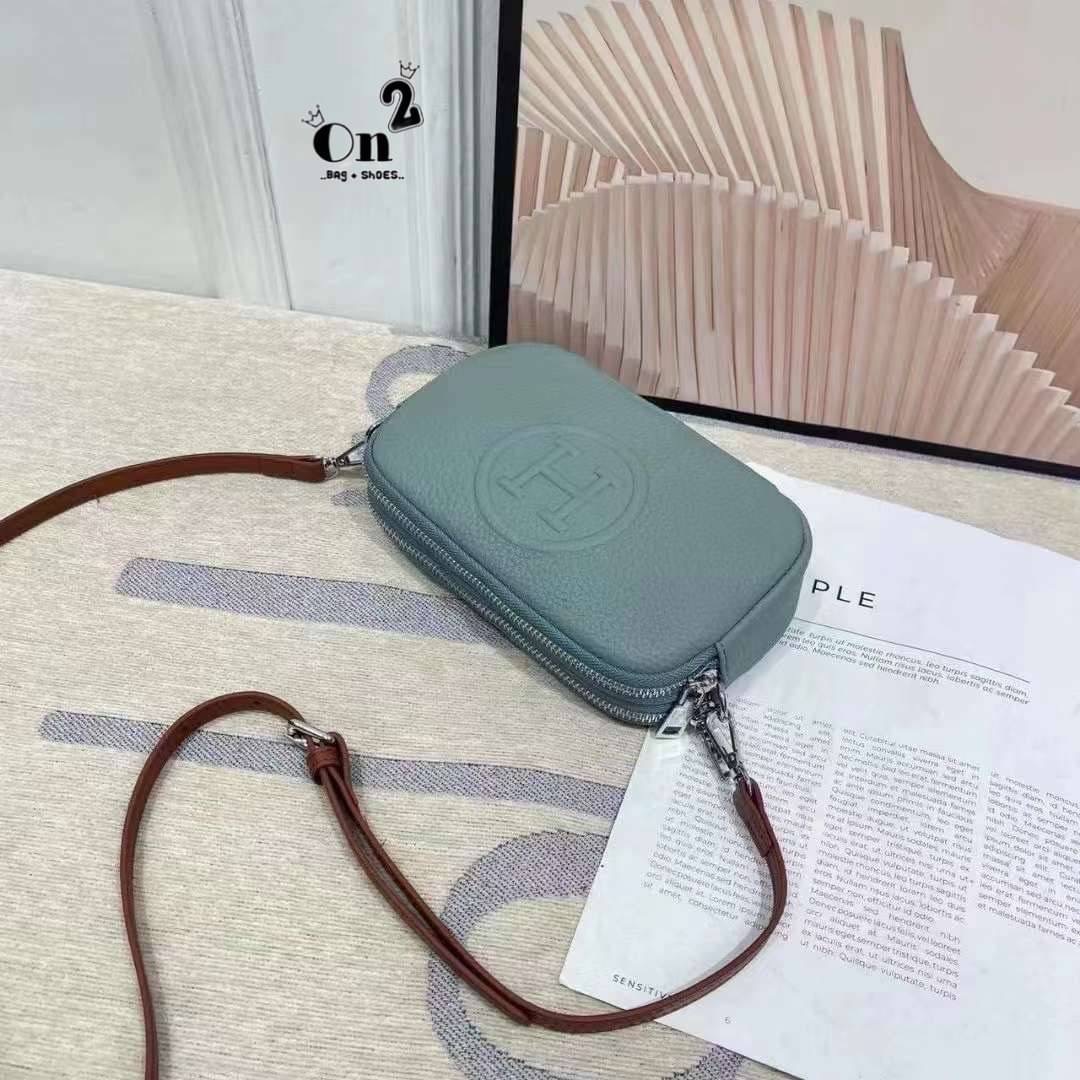 กระเป๋าสะพายข้าง แบรนด์ hermes มี2 ช่องซิป วัสดุตัวกระเป๋าทำจากหนังวัวแท้ 💯(%) อะหลั่ยสีเงิน งานจริงหนังสวยมาก ด้านบนเป็นปากซิป มี 2ช่องซิปแยกจากกันนะคะ มาพร้อมสายยาวทำจากหนังแท้ สีทูโทน สีเกร๋ๆนะคะ